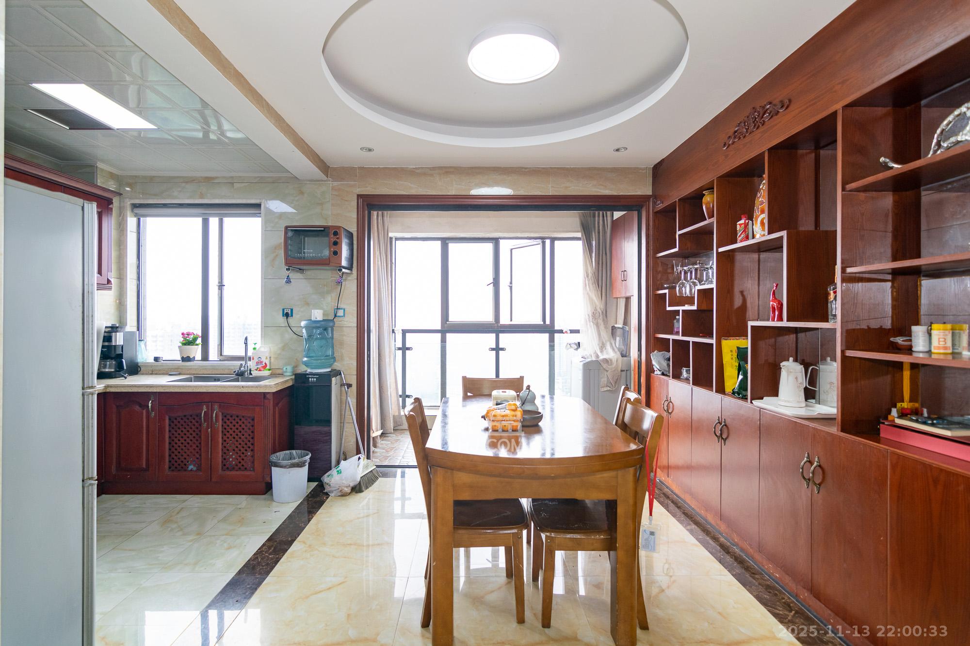 润和紫郡一期  5室2厅2卫    95.0万客厅