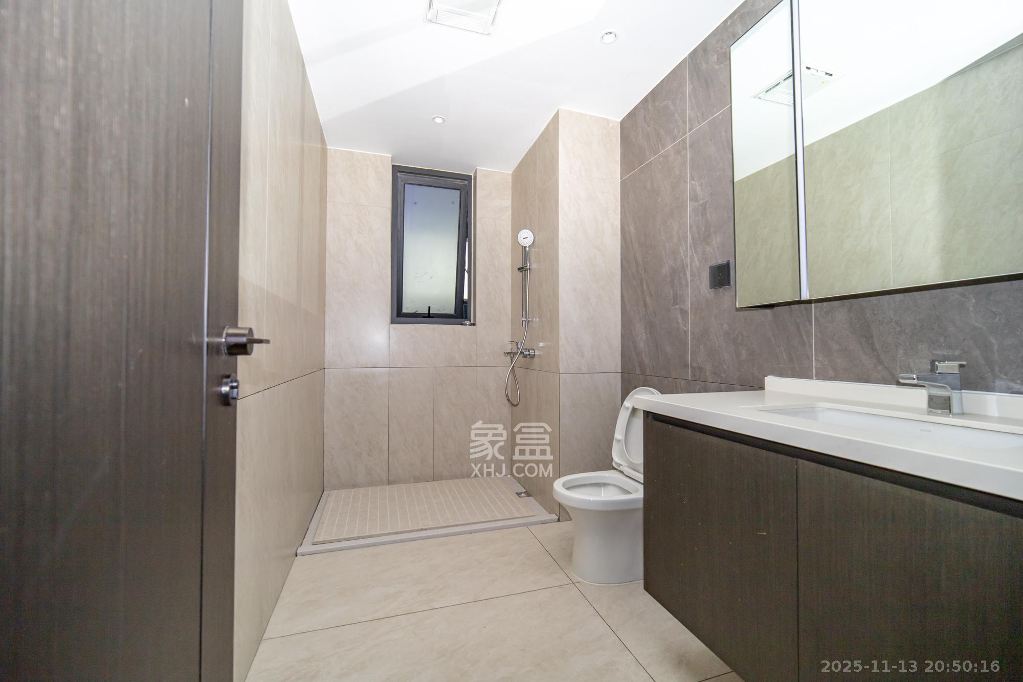 万科松湖天地 5室2厅4卫 430.0万 万科松湖天地 5室2厅4卫 430.0万卫生间