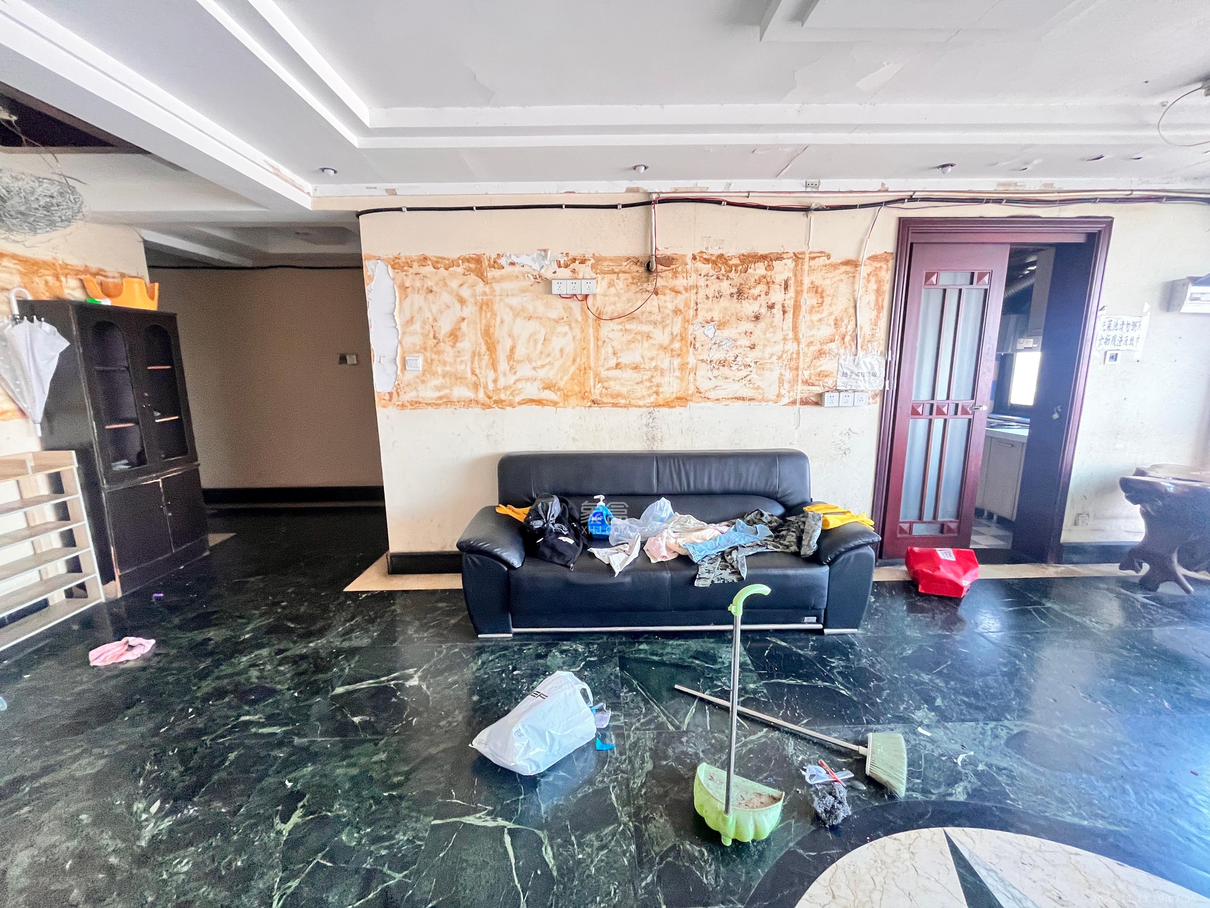 华联花园 5室2厅3卫 4200.0元/月 华联花园 5室2厅3卫 4200.0元/月室内图