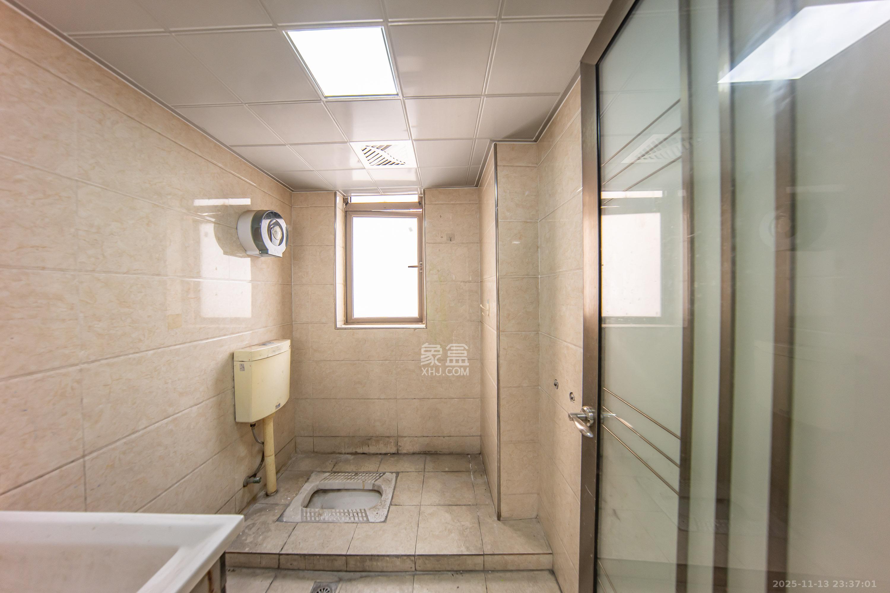 米兰春天 4室2厅2卫 75.8万 米兰春天 4室2厅2卫 75.8万卫生间