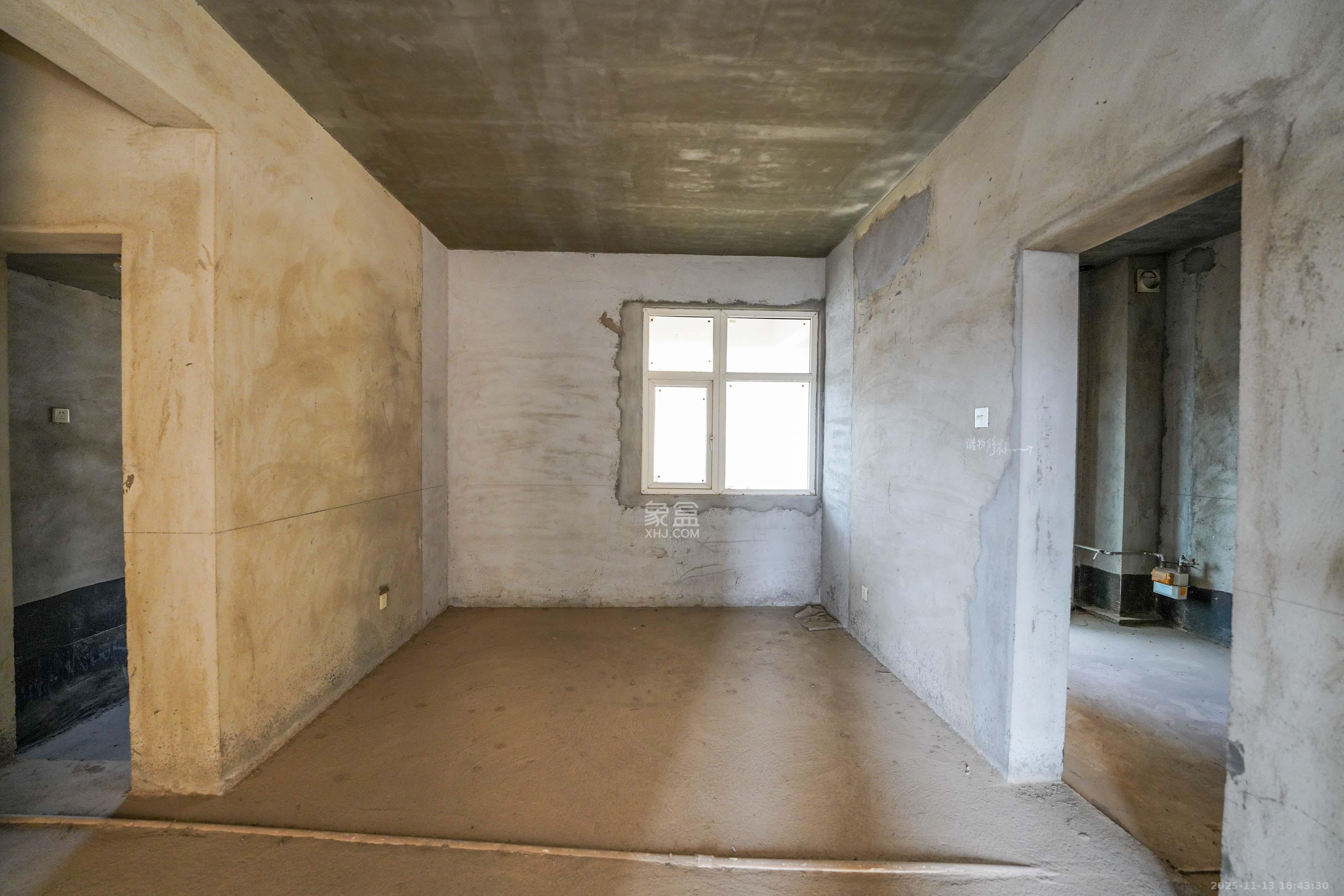 汇金城/嘉华城一期  5室2厅2卫    158.0万客厅