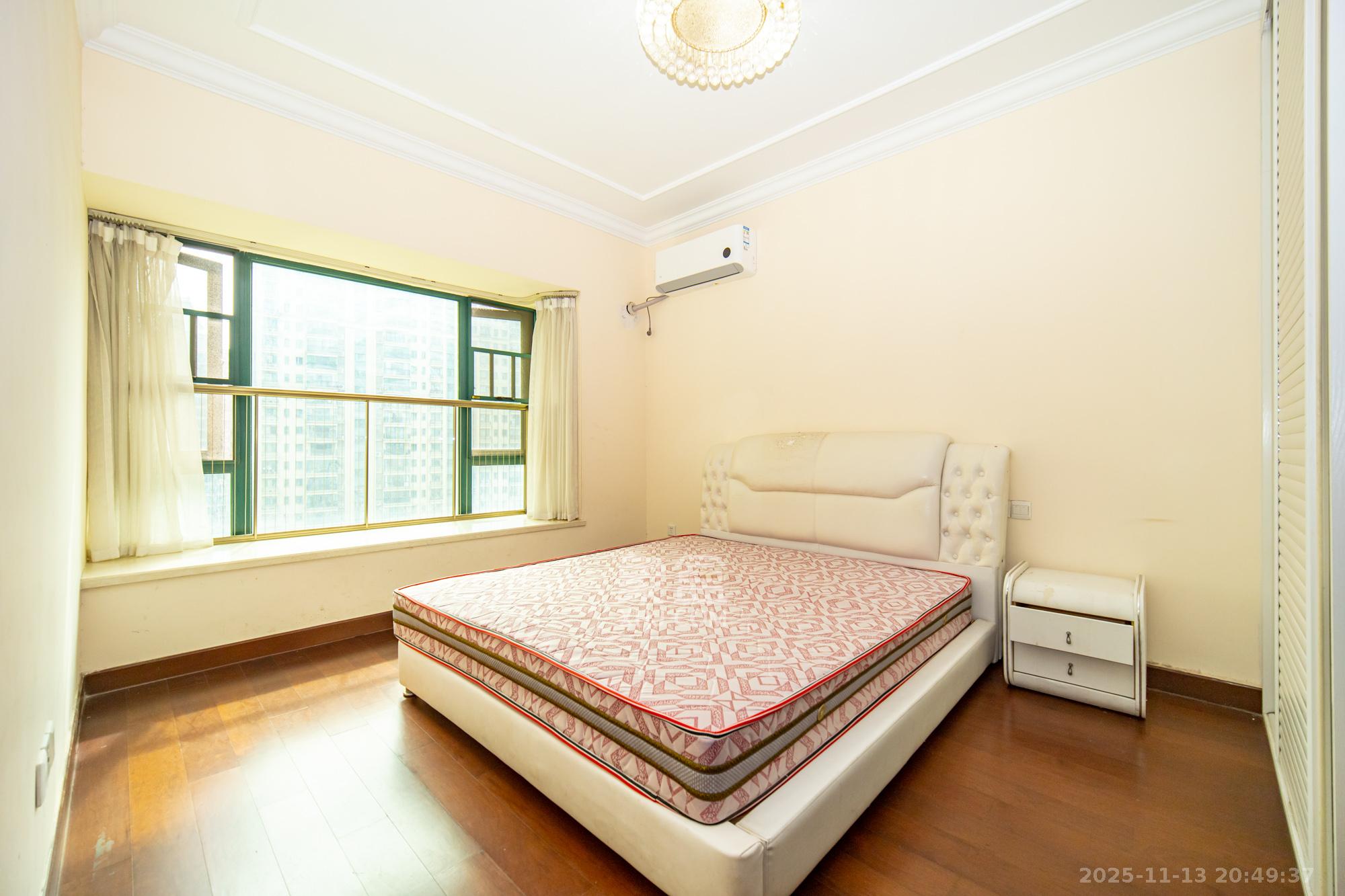 恒大翡翠华庭  3室2厅2卫    87.0万卧室