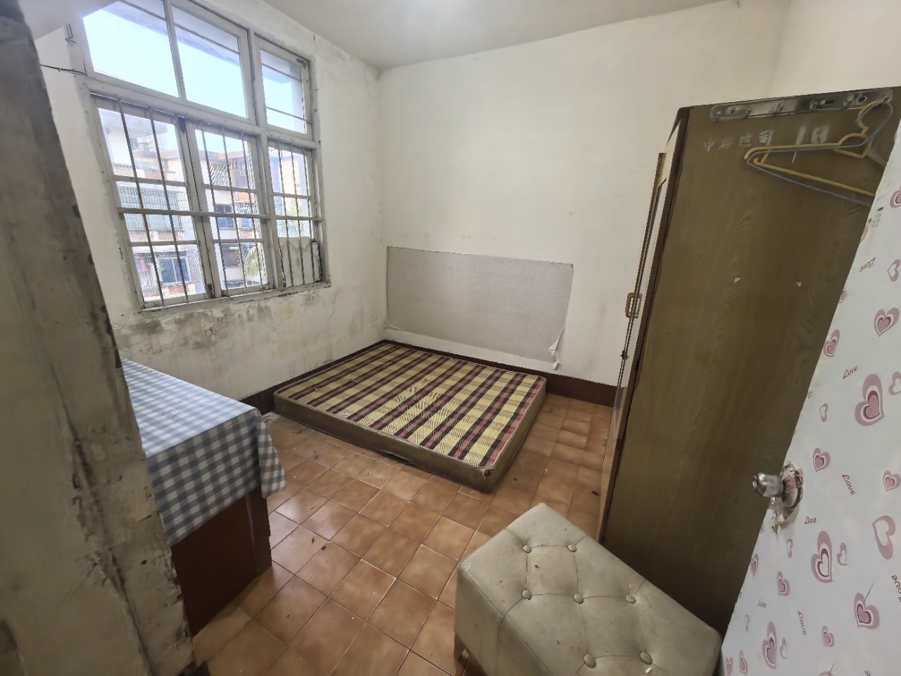 甸花新村  3室2厅1卫    59.0万客厅