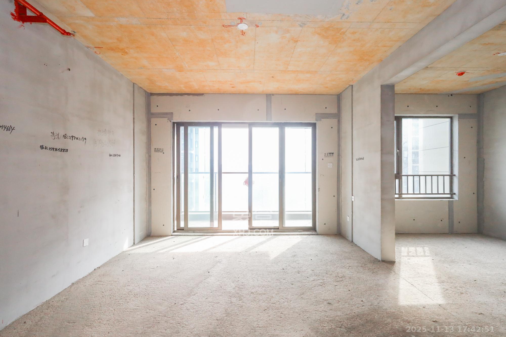 正荣滨江紫阙台  4室2厅2卫    199.0万客厅