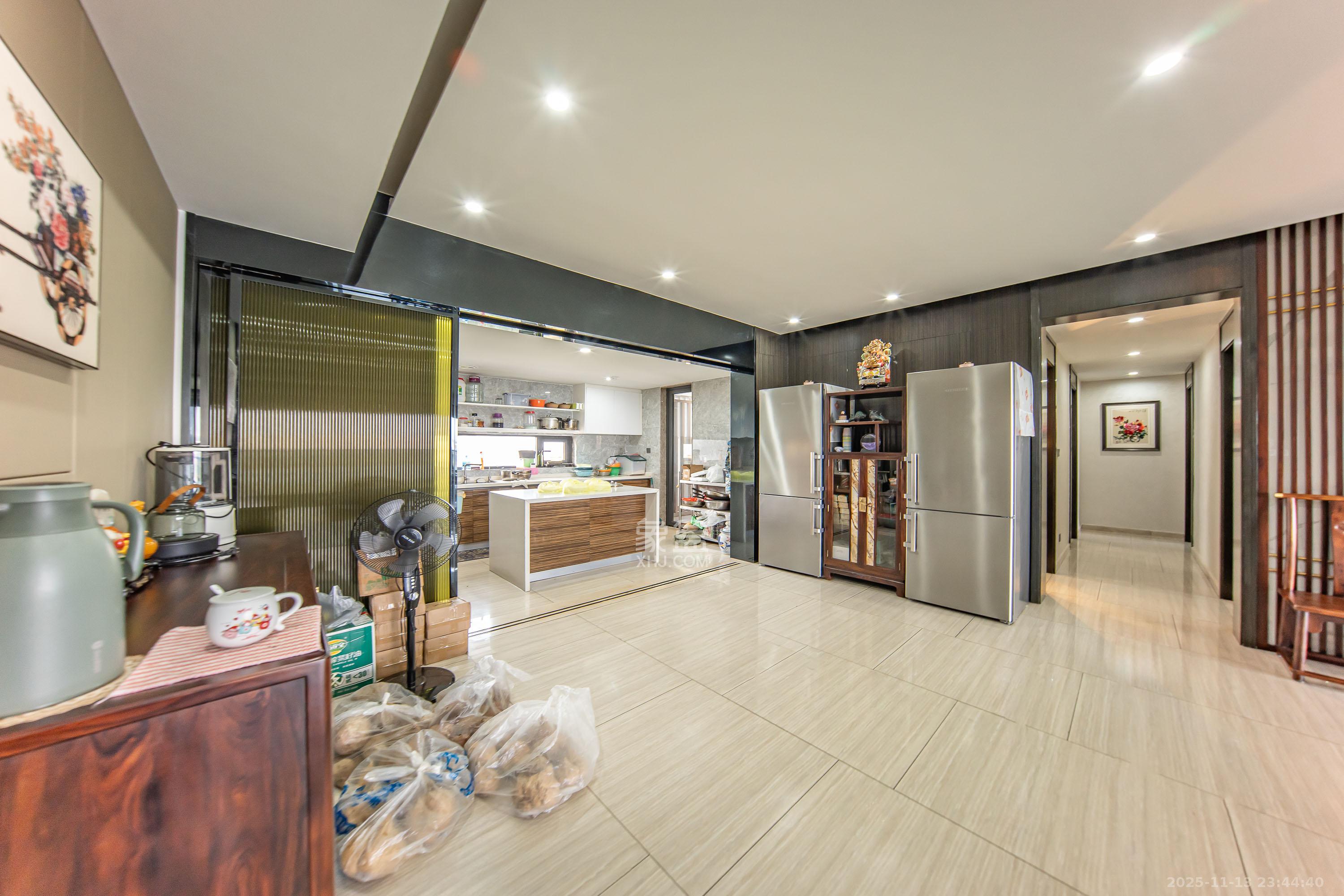 珠江颐德公馆 4室2厅3卫 380.0万 珠江颐德公馆 4室2厅3卫 380.0万客厅