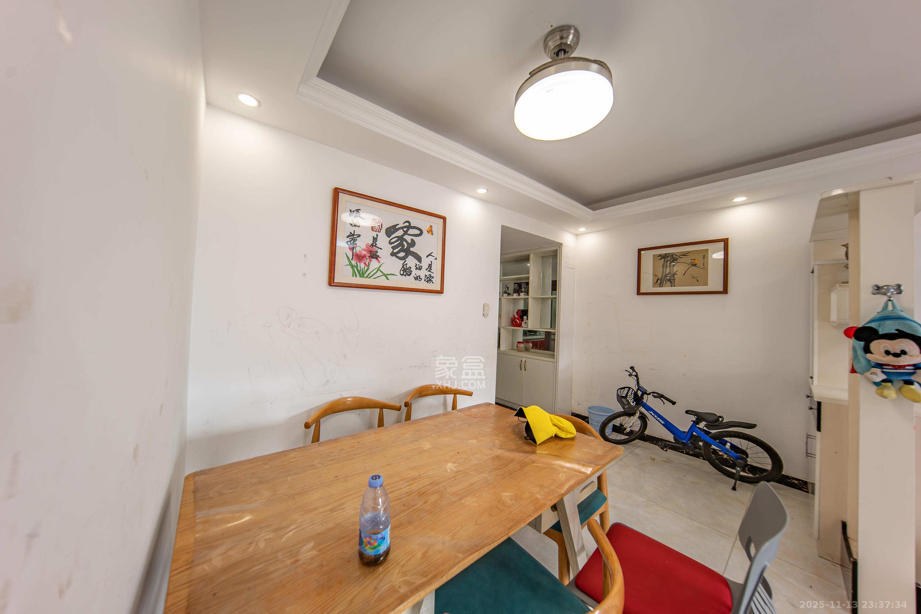 米兰春天  3室2厅1卫    70.0万客厅