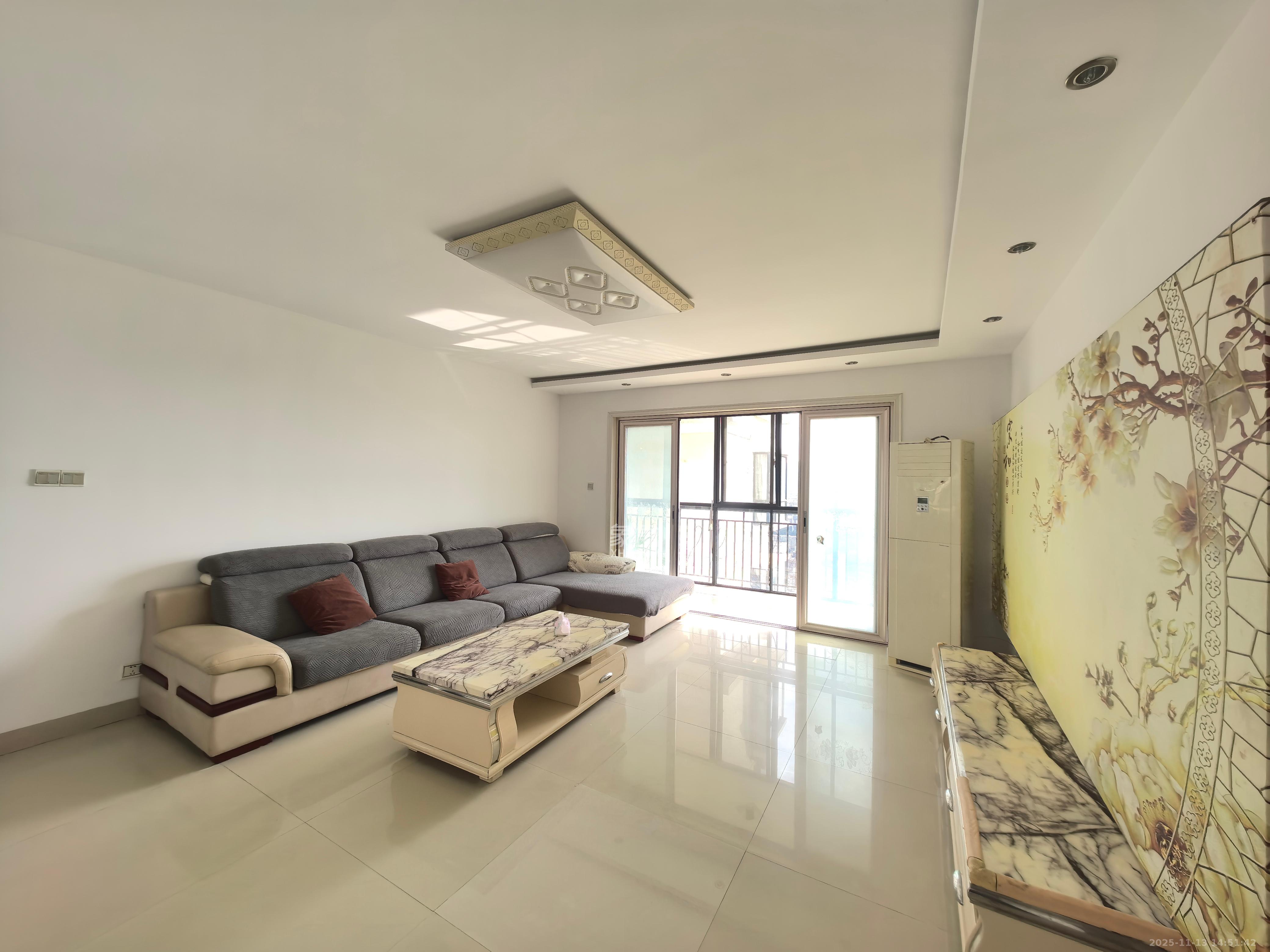 裕丰新城国际  3室2厅2卫    58.8万客厅