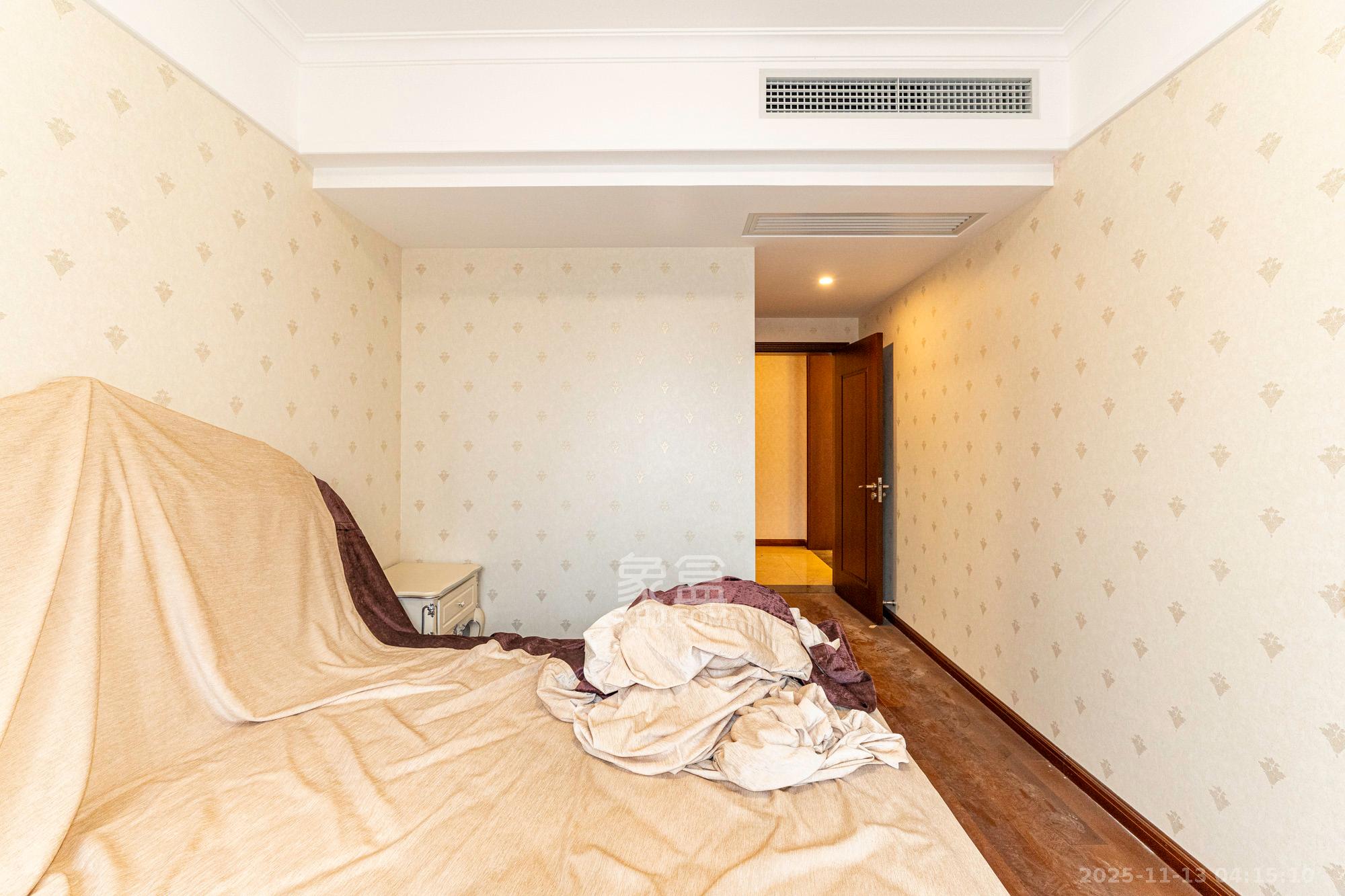 运达锦绣广场  5室2厅3卫    280.0万卧室