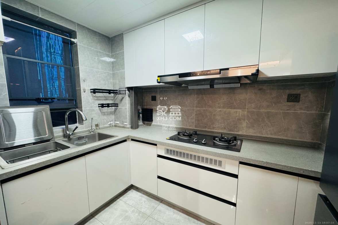 卓越中寰 4室2厅2卫 5500.0元/月 卓越中寰 4室2厅2卫 5500.0元/月室内图