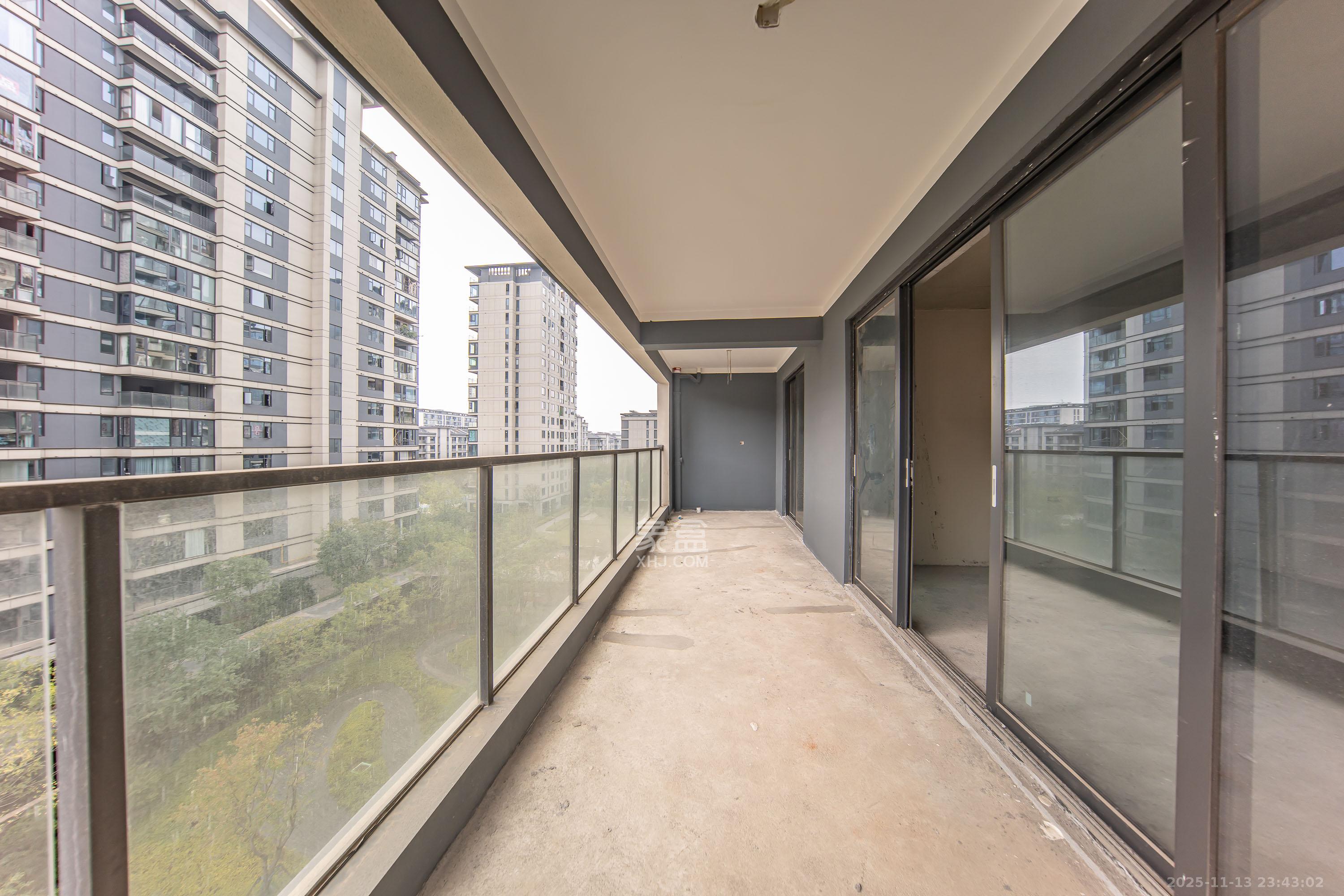 城发恒伟洋湖映2009  4室2厅1卫    248.0万阳台