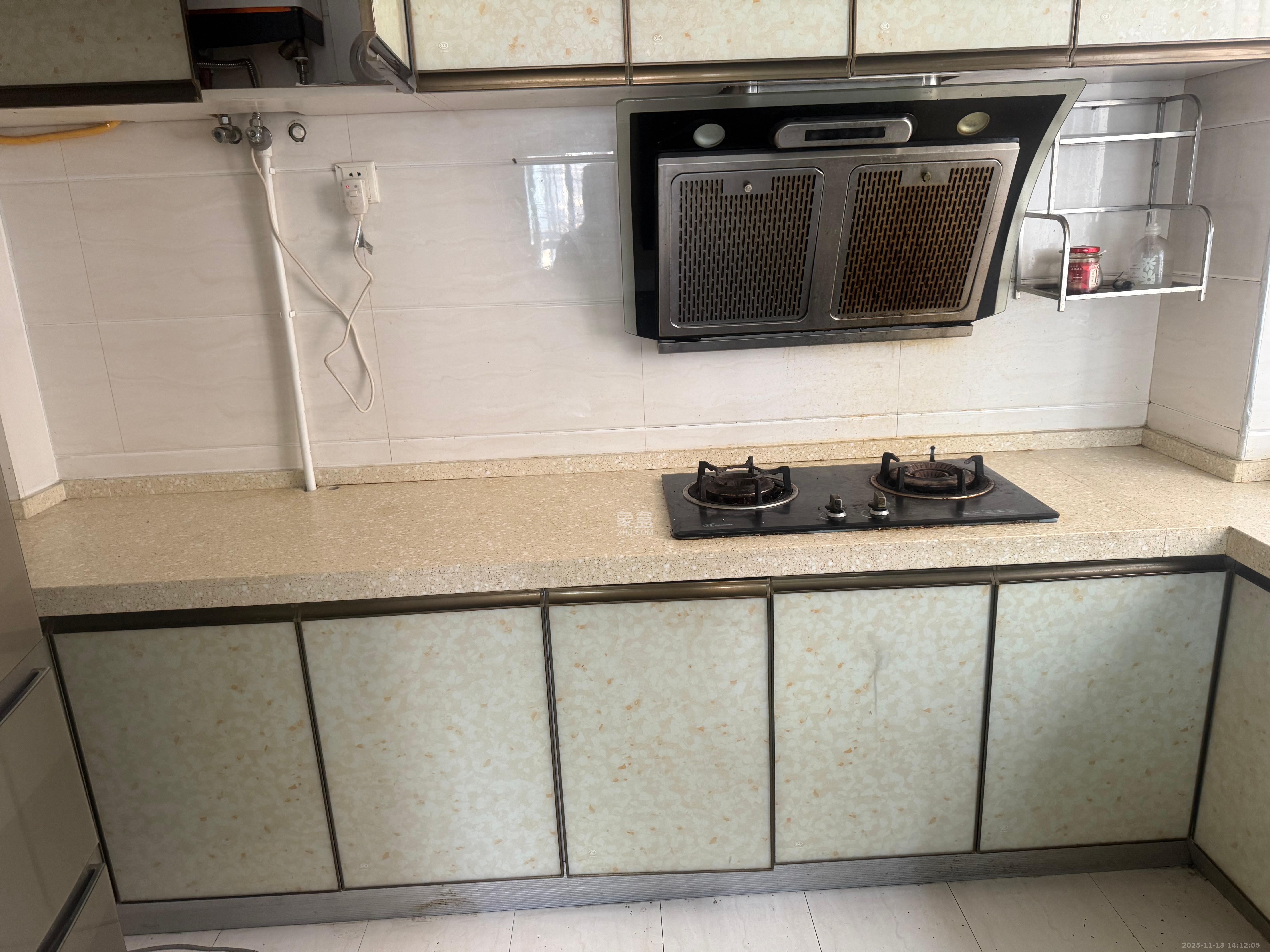 水映青山  3室2厅2卫    2400.0元/月