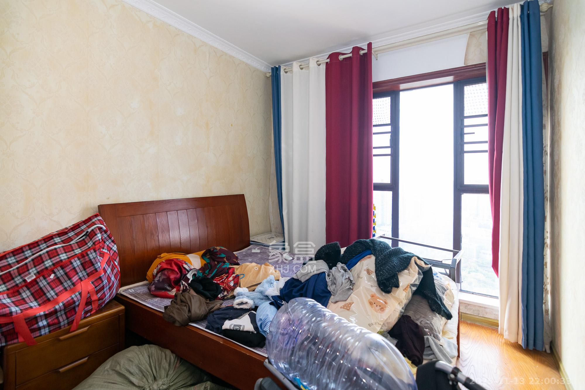 润和紫郡一期  5室2厅2卫    95.0万卧室