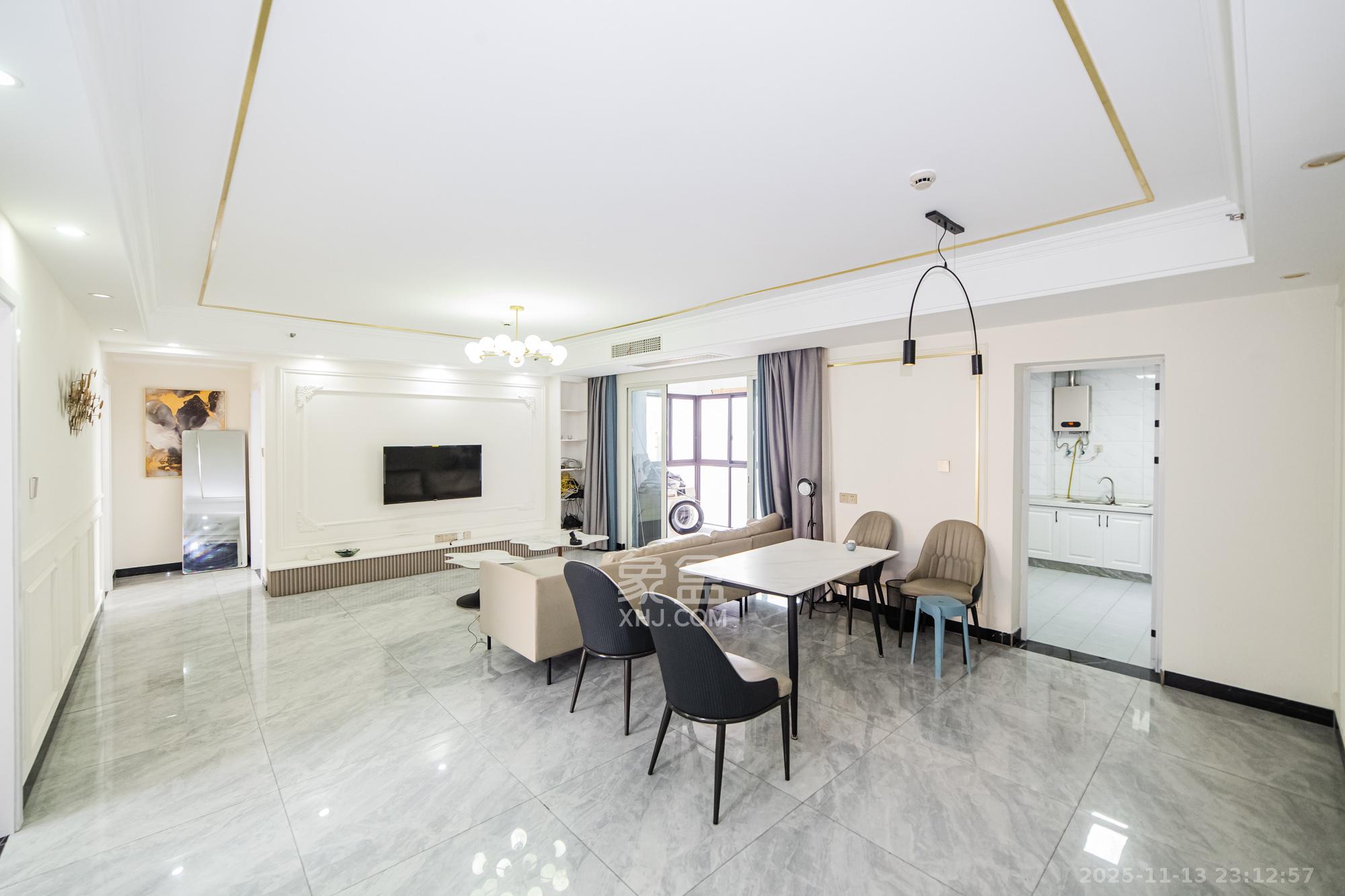 北辰三角洲E7区  3室2厅1卫    230.0万客厅