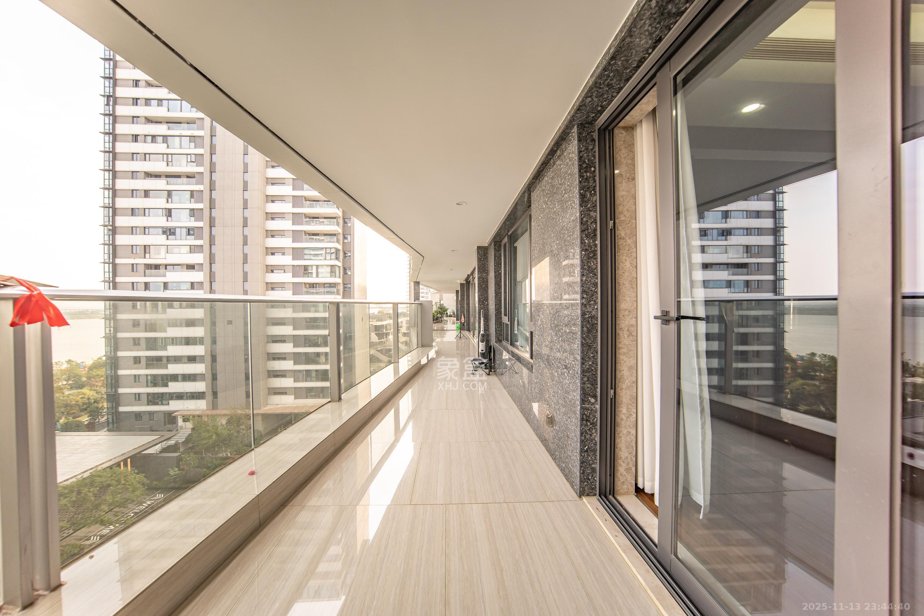 珠江颐德公馆  4室2厅3卫    380.0万阳台