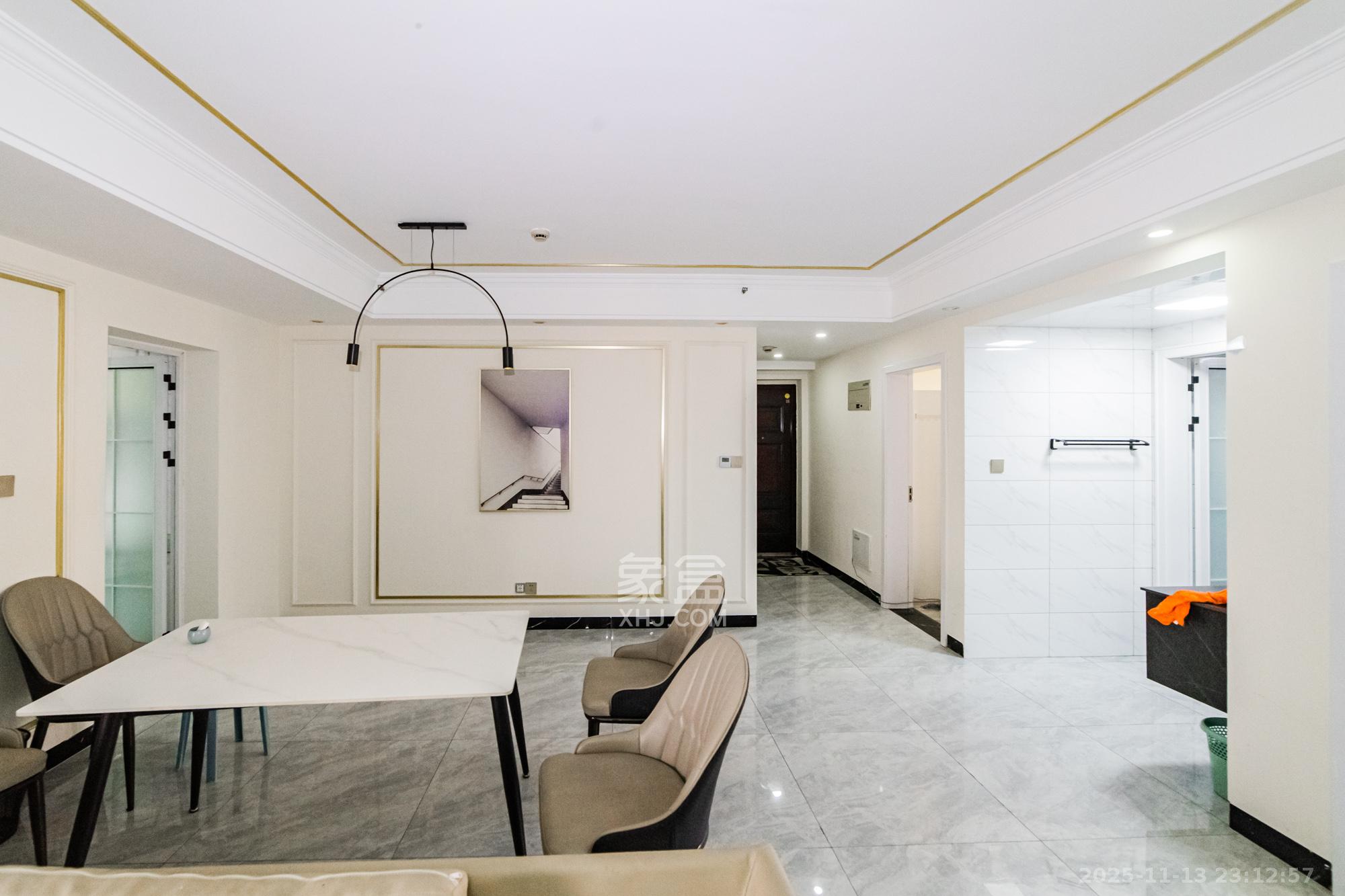 北辰三角洲E7区  3室2厅1卫    230.0万客厅