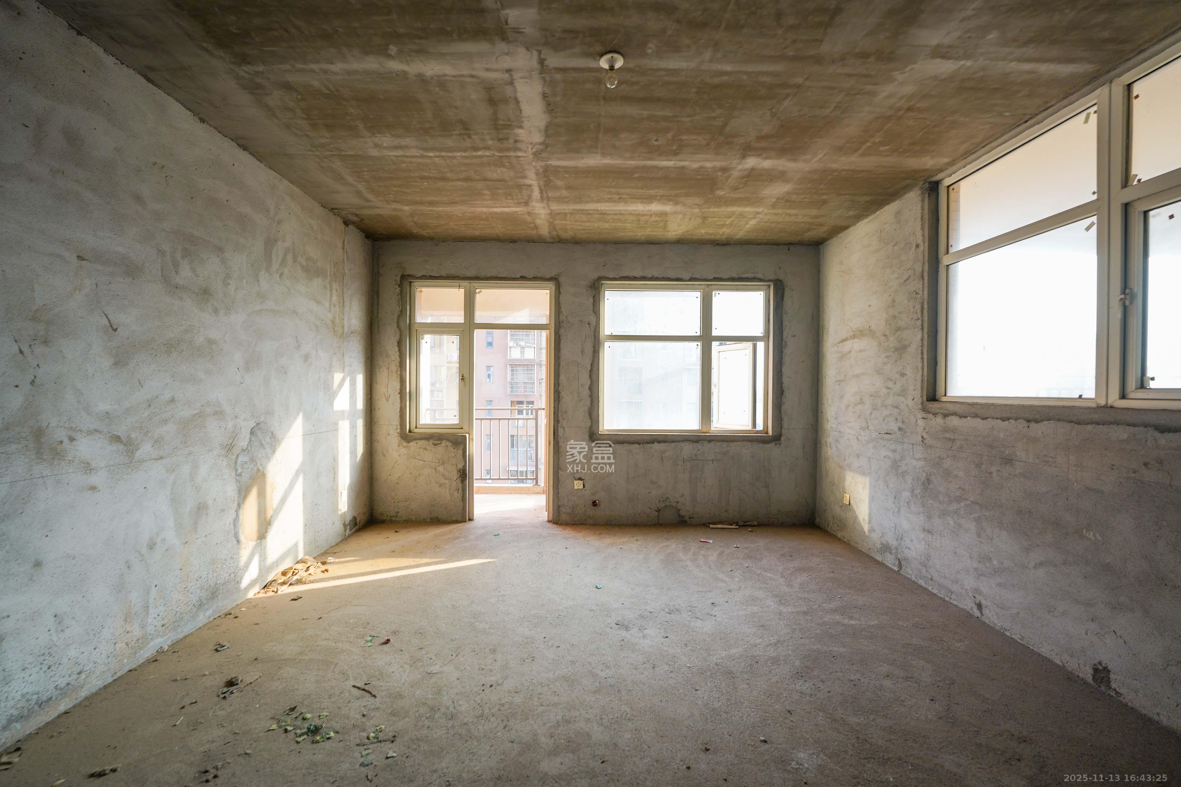 汇金城/嘉华城一期 5室2厅2卫 158.0万 汇金城/嘉华城一期 5室2厅2卫 158.0万客厅