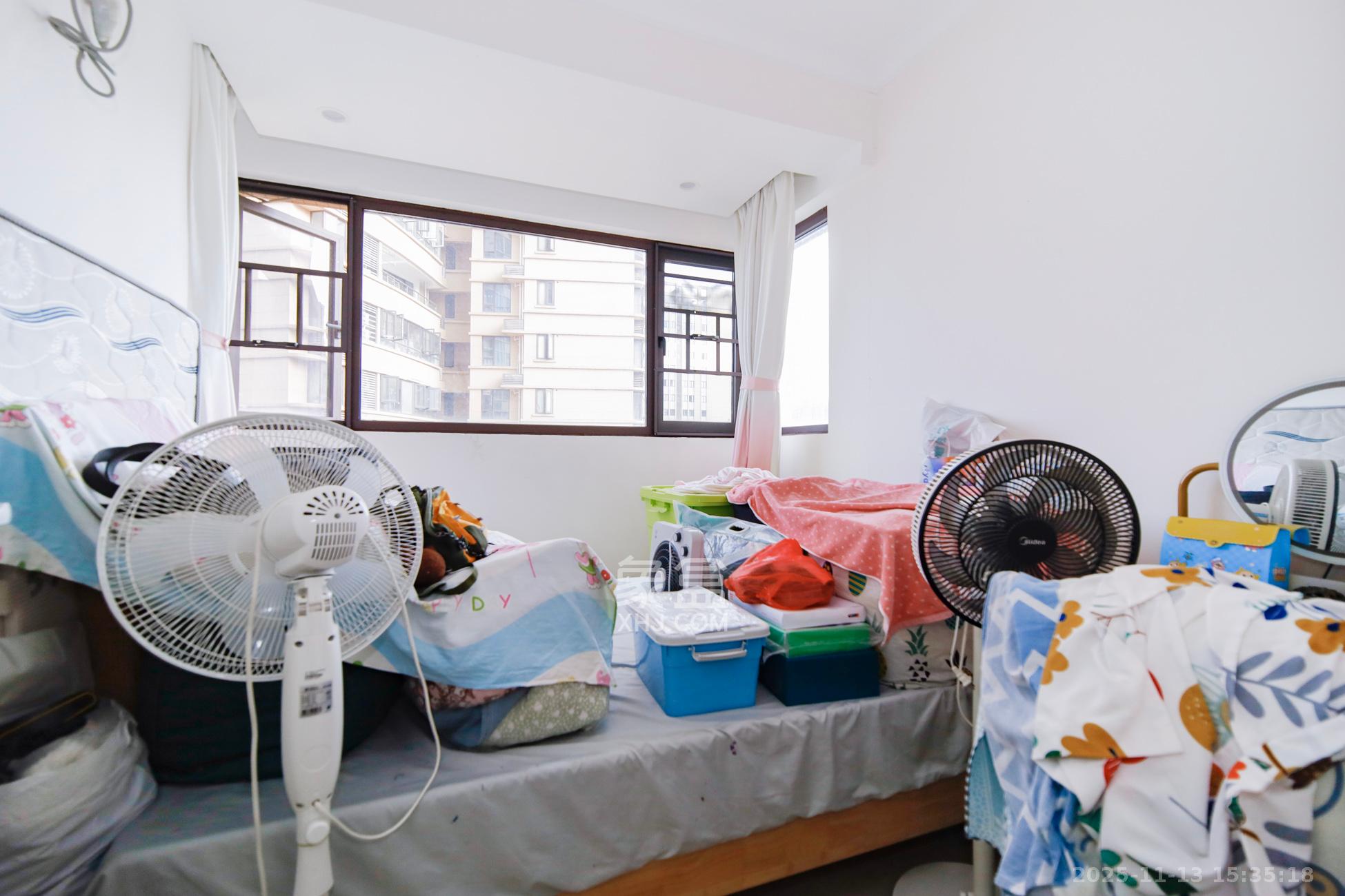 五江天街南区  3室2厅1卫    80.0万卧室