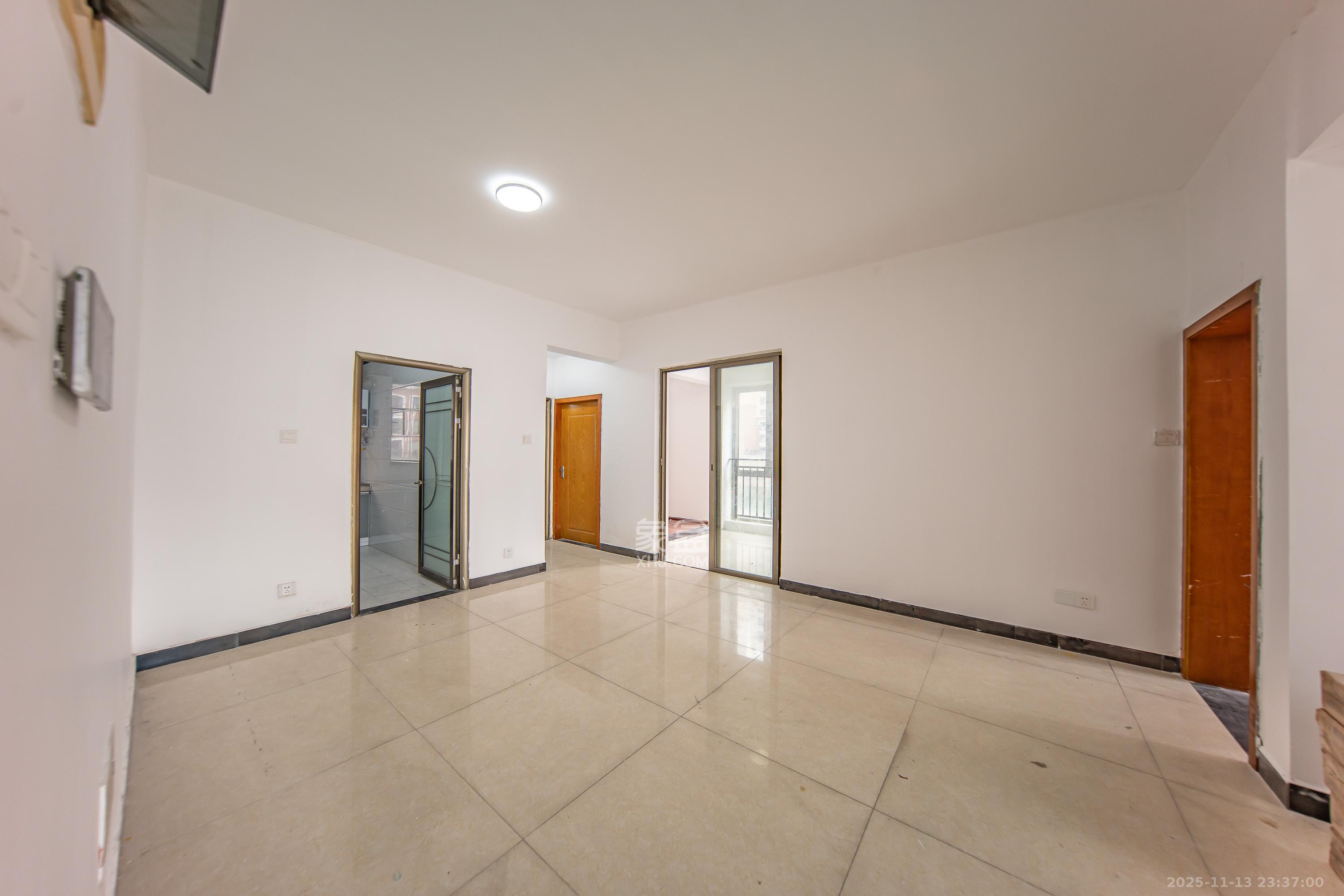 米兰春天  4室2厅2卫    75.8万客厅