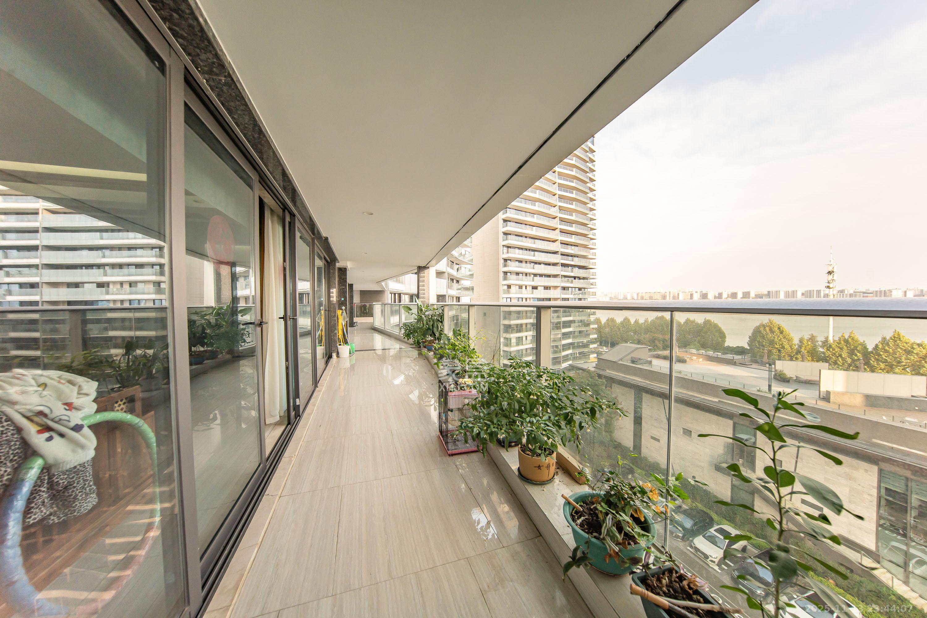 珠江颐德公馆  4室2厅2卫    380.0万阳台