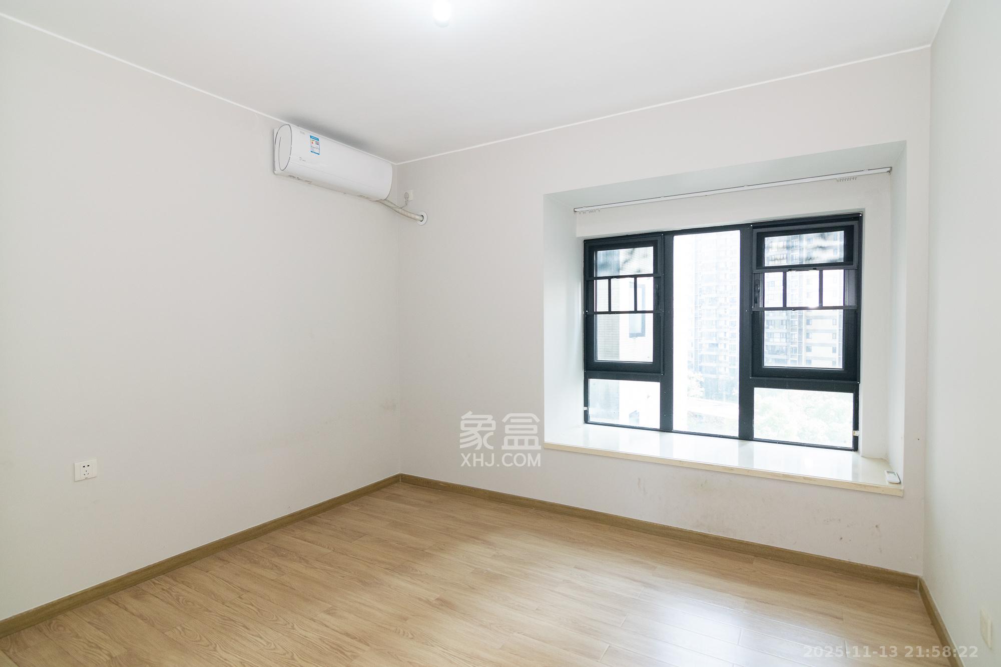 时代年华  4室2厅2卫    100.0万卧室