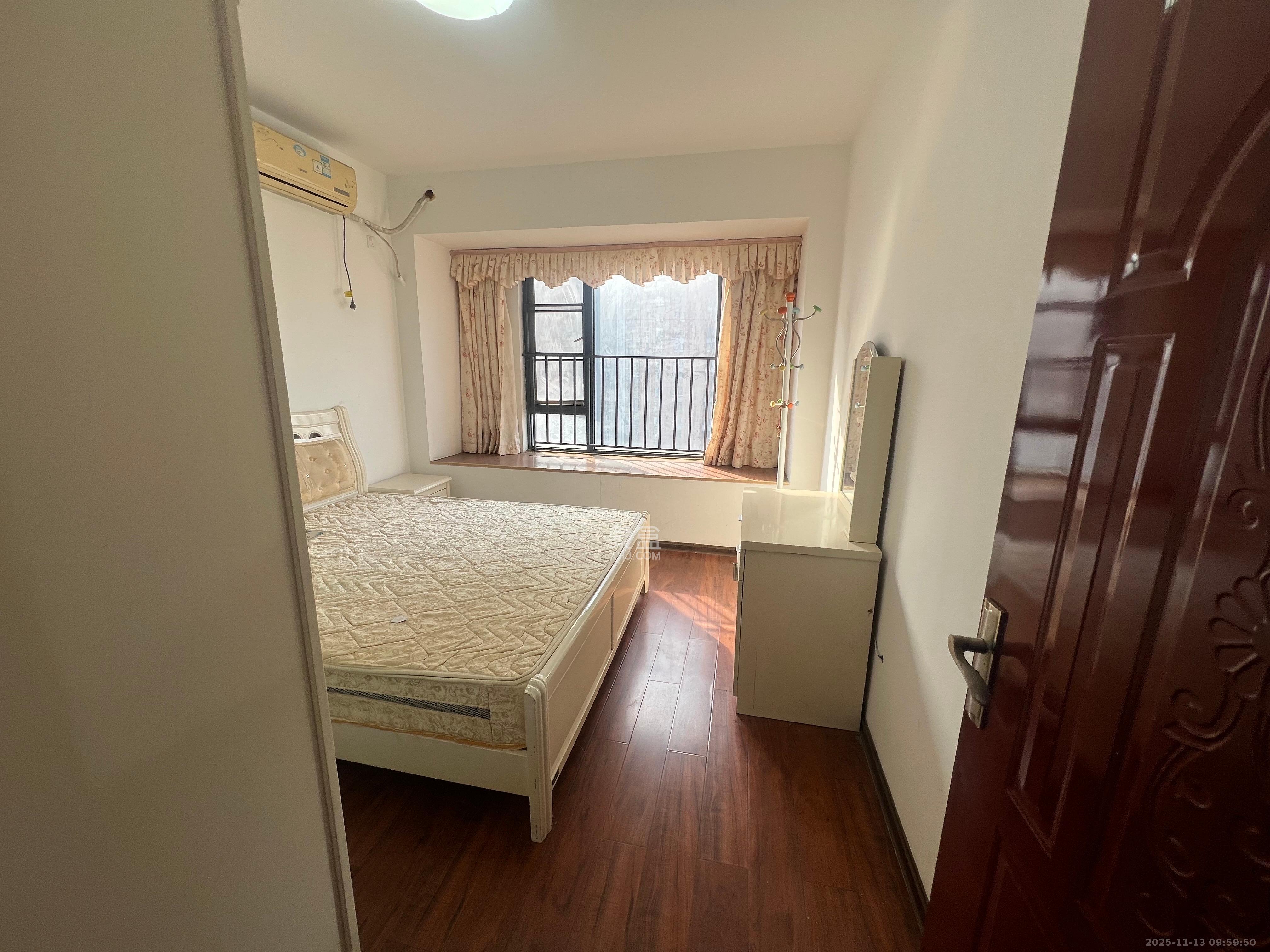 华润凤凰城二期  3室2厅1卫    2000.0元/月室内图