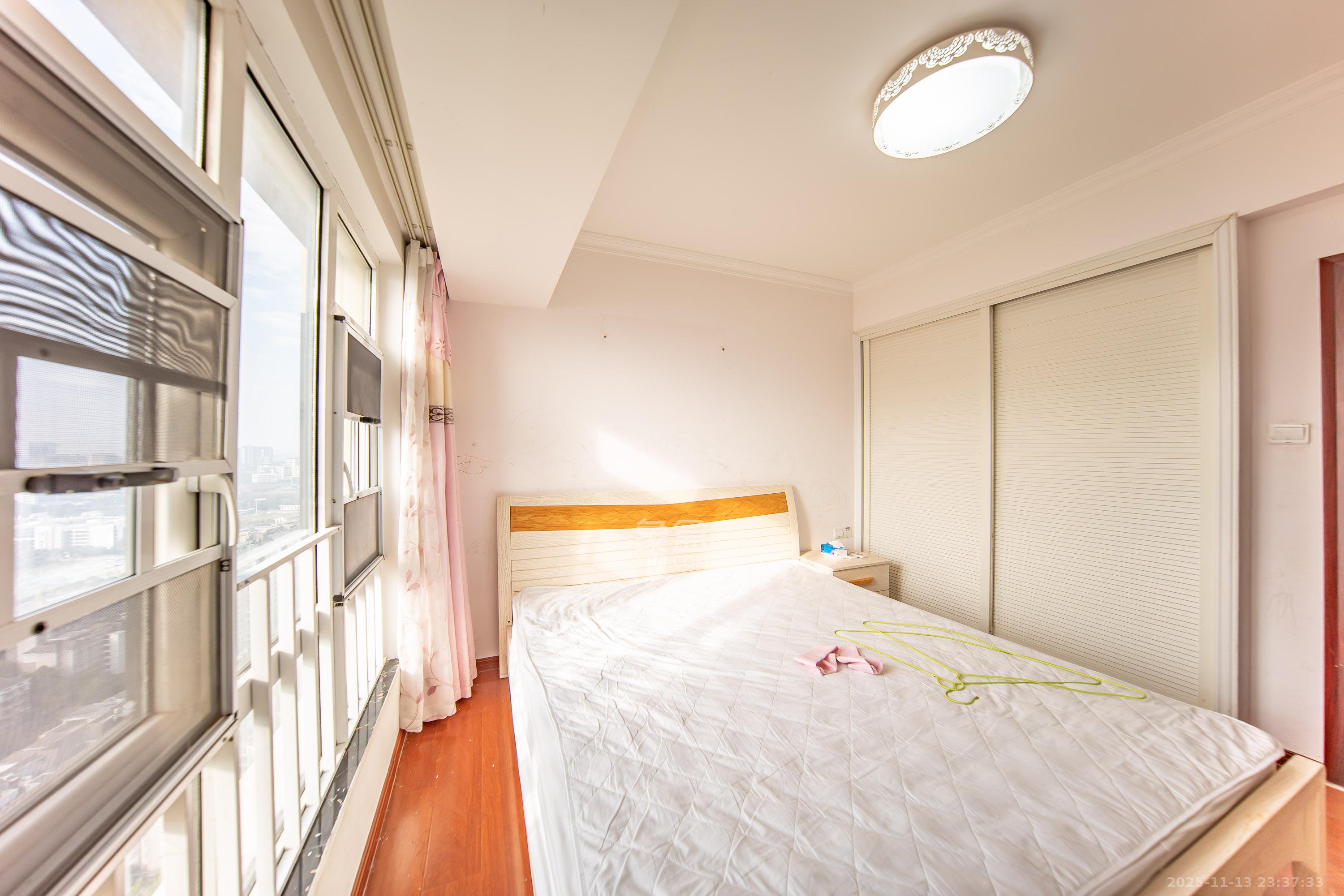 米兰春天  3室2厅1卫    70.0万卧室