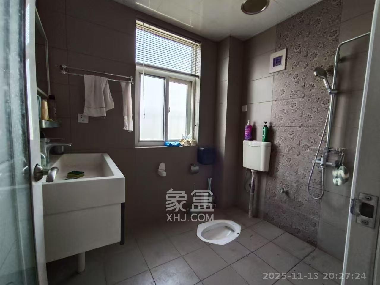 嘉盛华庭（一期、二期、三期）  4室2厅2卫    5500.0元/月室内图