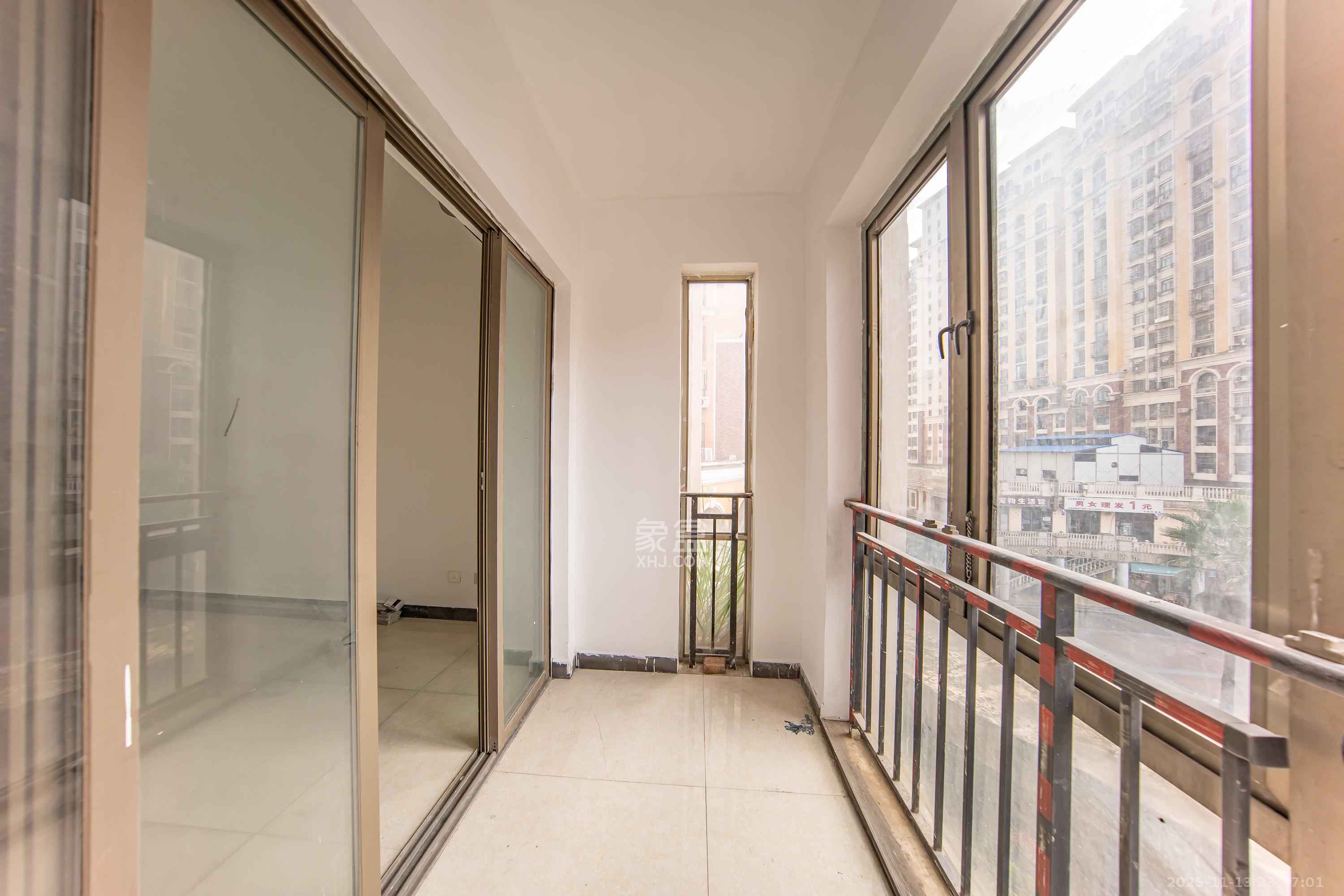 米兰春天 4室2厅2卫 75.8万 米兰春天 4室2厅2卫 75.8万阳台