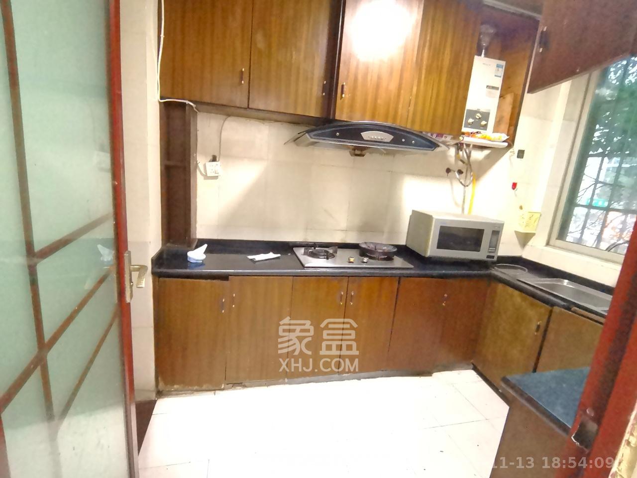 中南汽车世界  1室0厅0卫    1300.0元/月室内图