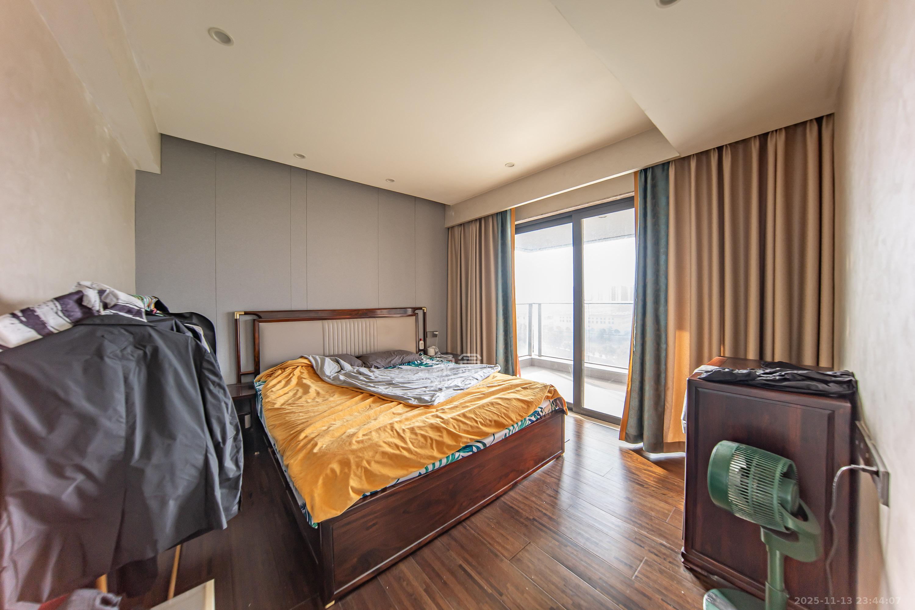 珠江颐德公馆  4室2厅2卫    380.0万卧室