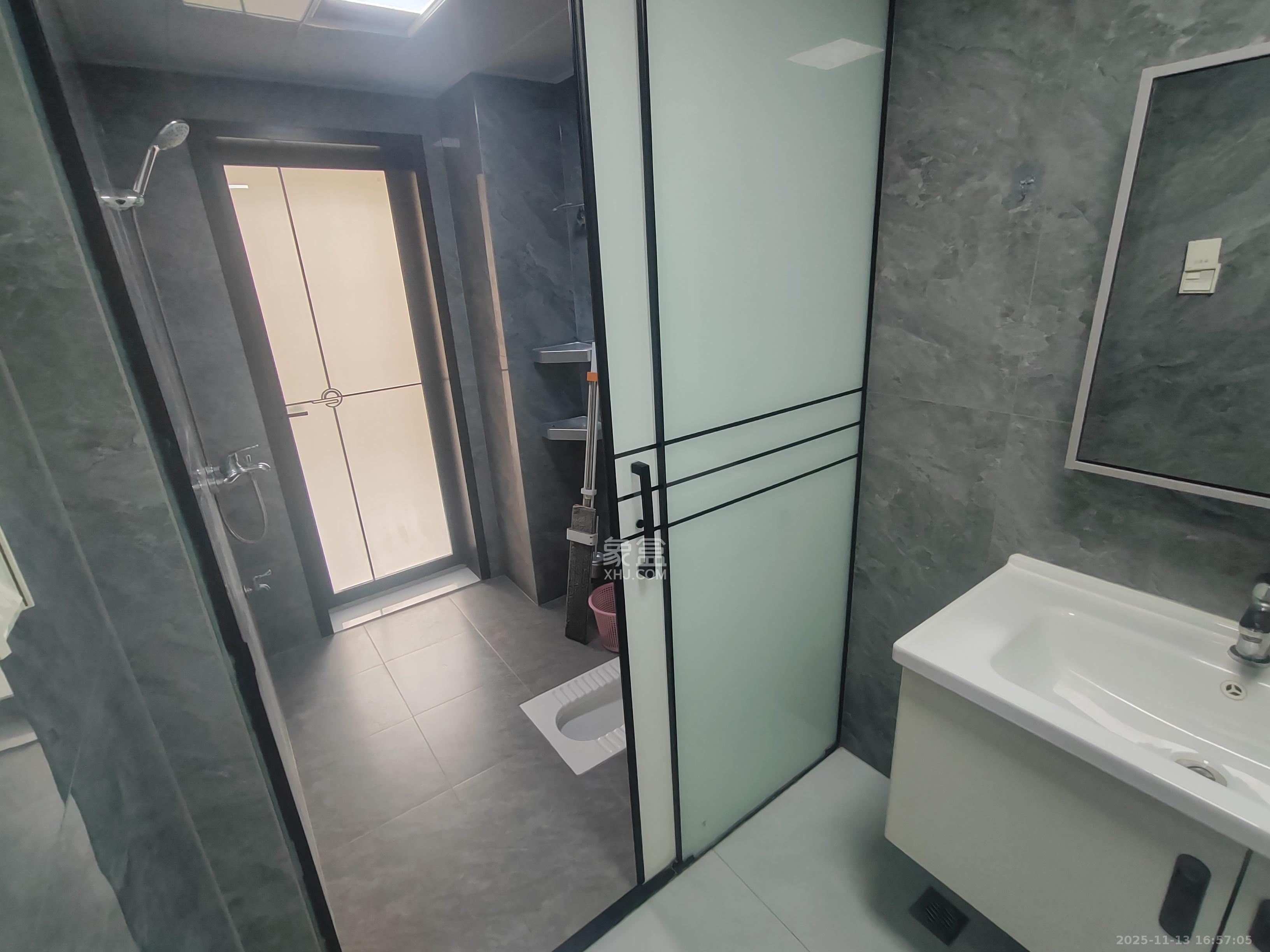 桥头家园三期  4室2厅2卫    2600.0元/月室内图