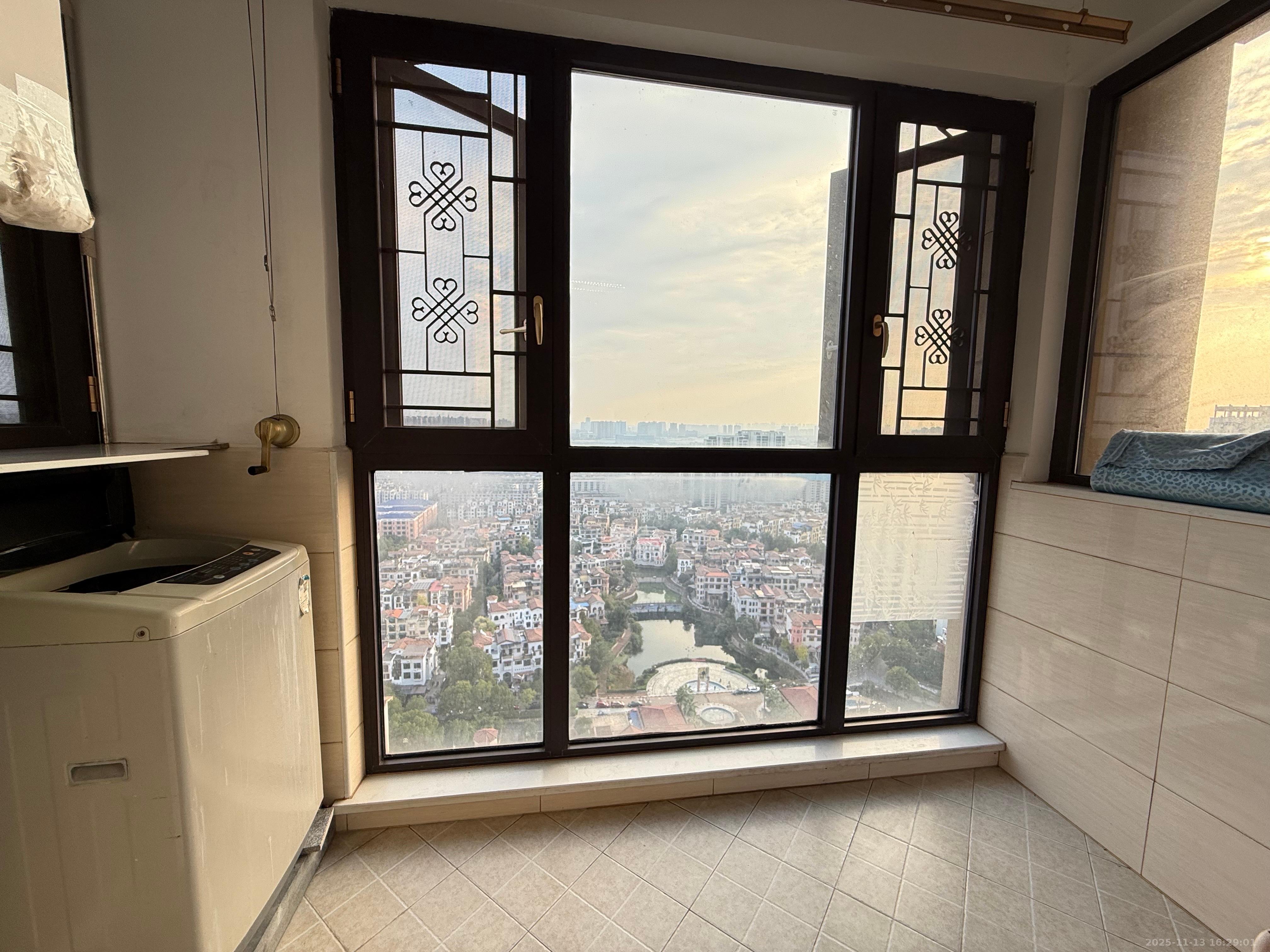 华润置地广场二期  3室2厅1卫    2200.0元/月室内图