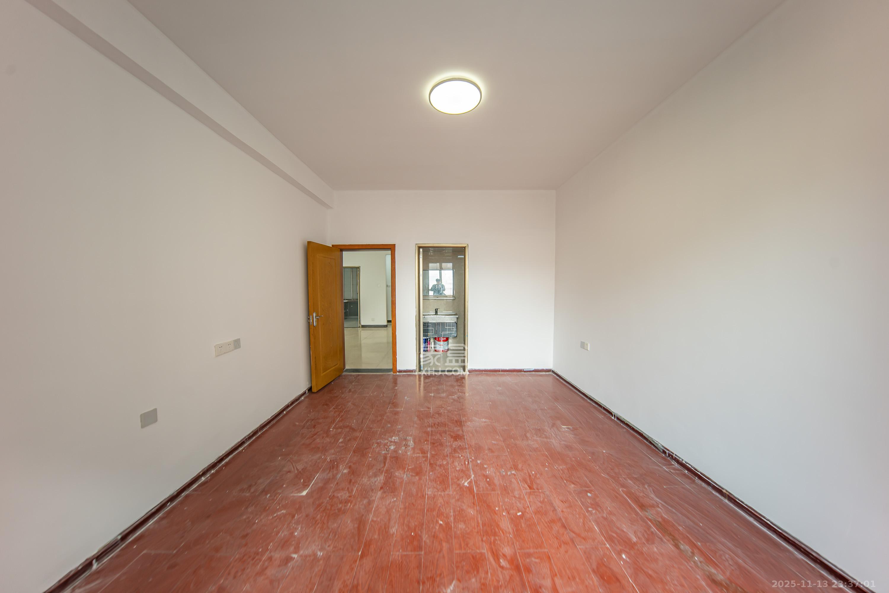 米兰春天  4室2厅2卫    75.8万卧室