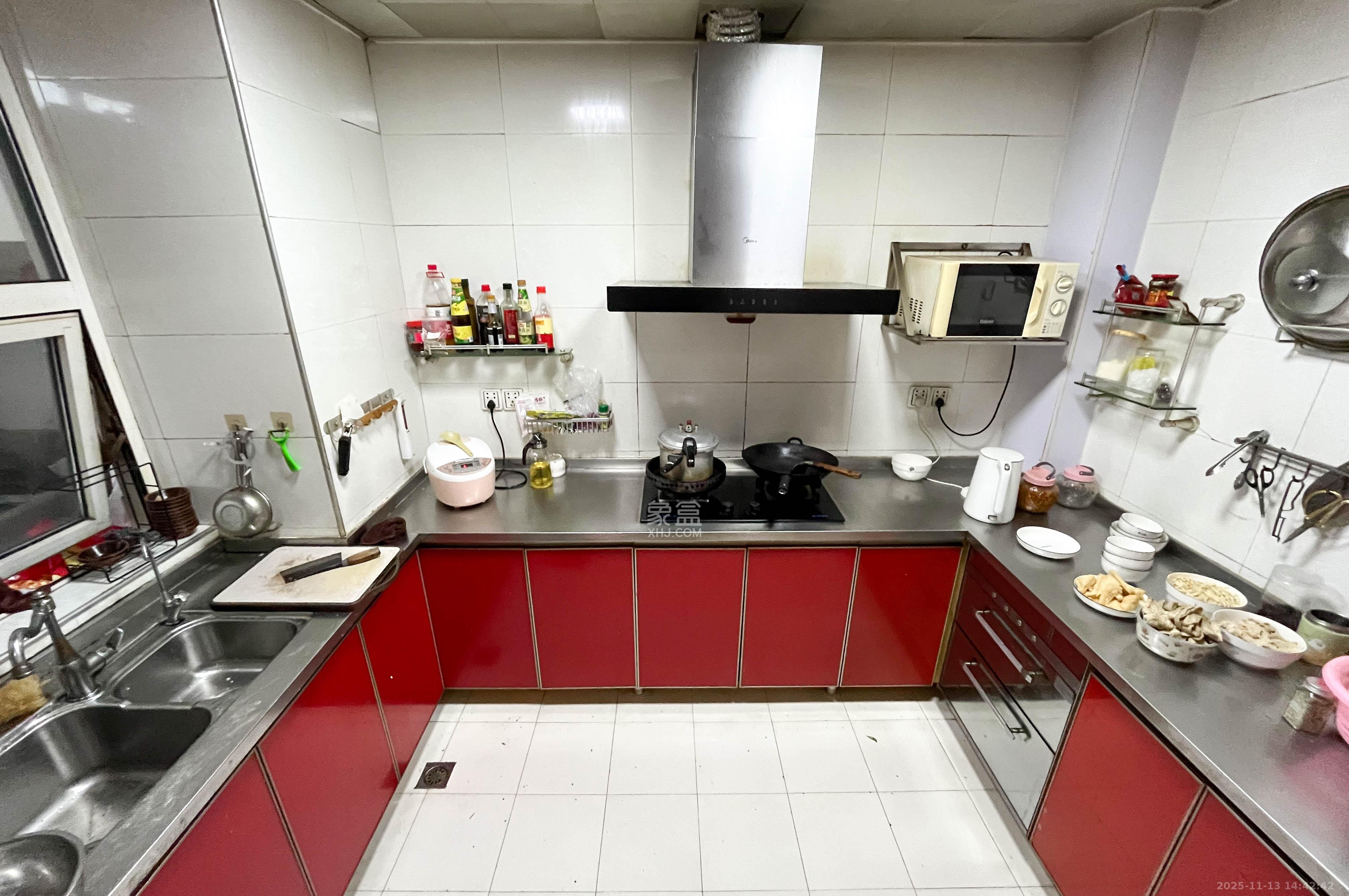 西点公园里  3室2厅2卫    156.0万厨房