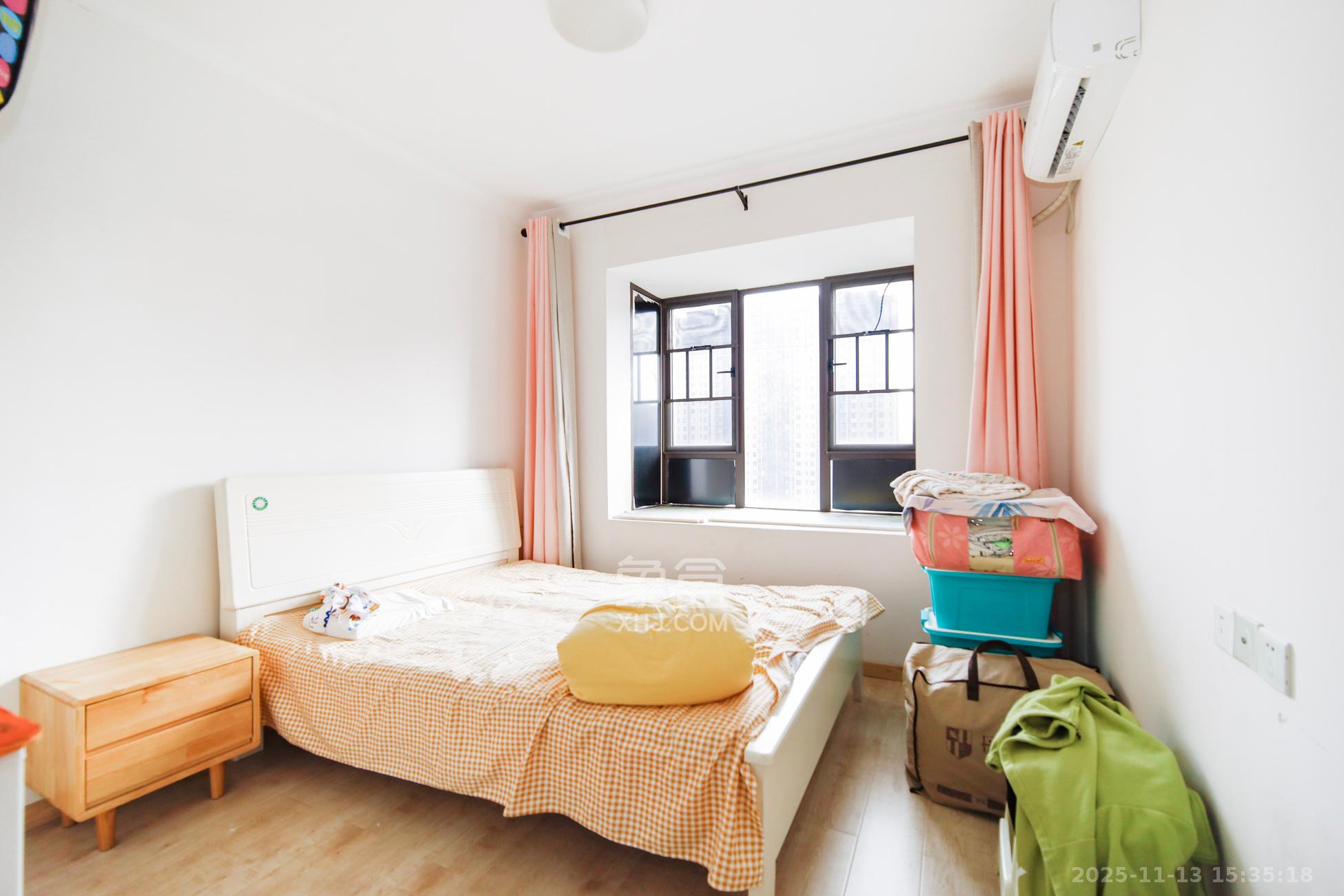 五江天街南区  3室2厅1卫    80.0万卧室