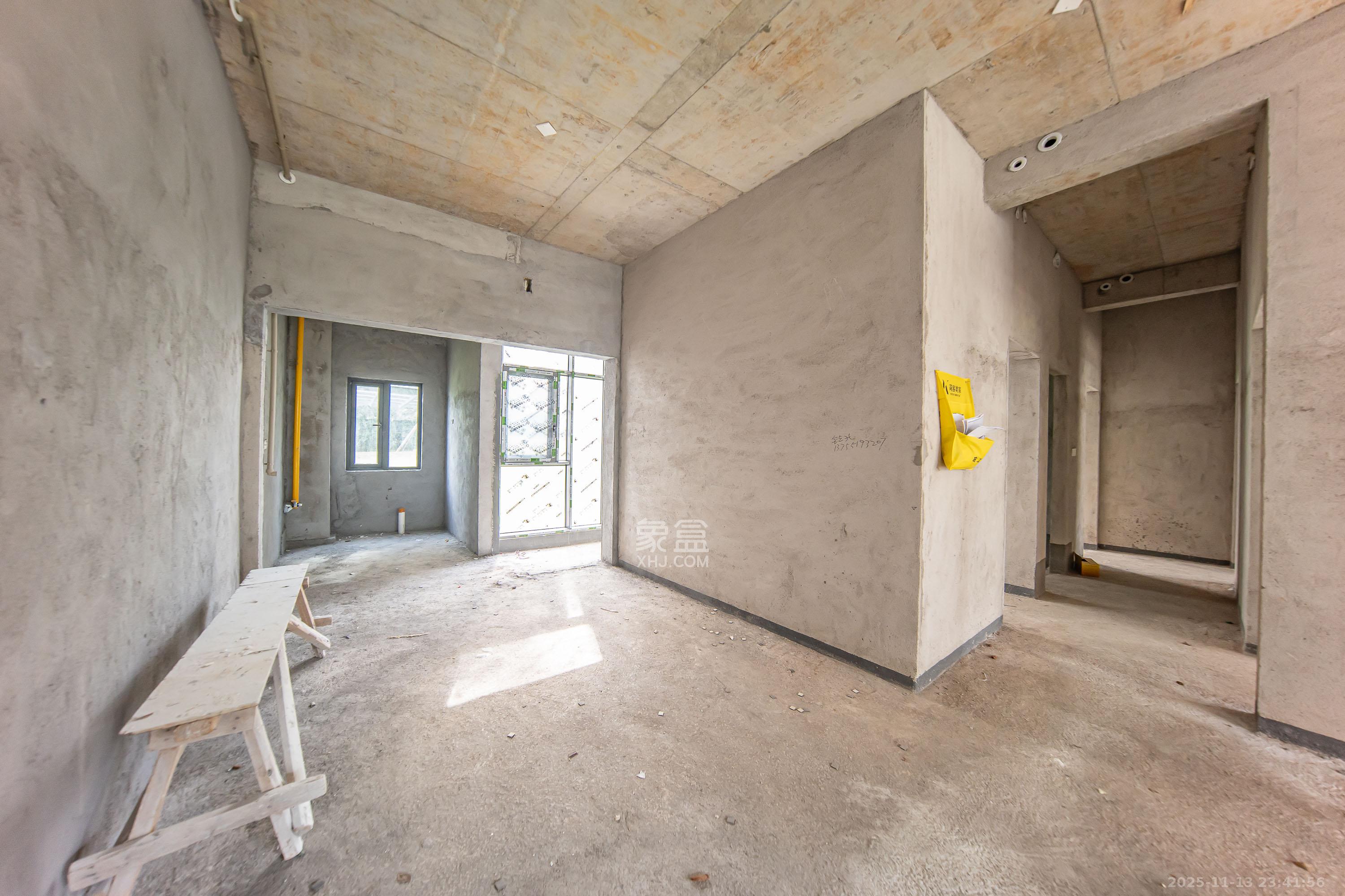 保利长交锦上  4室2厅2卫    120.0万客厅