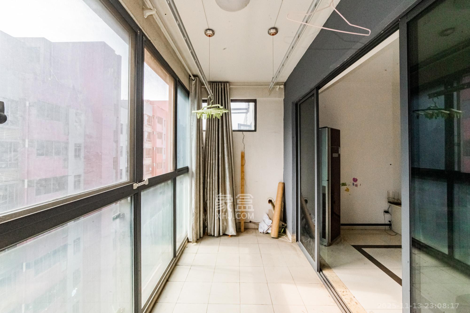 珠江花城二期扶水岸  3室2厅2卫    96.0万阳台