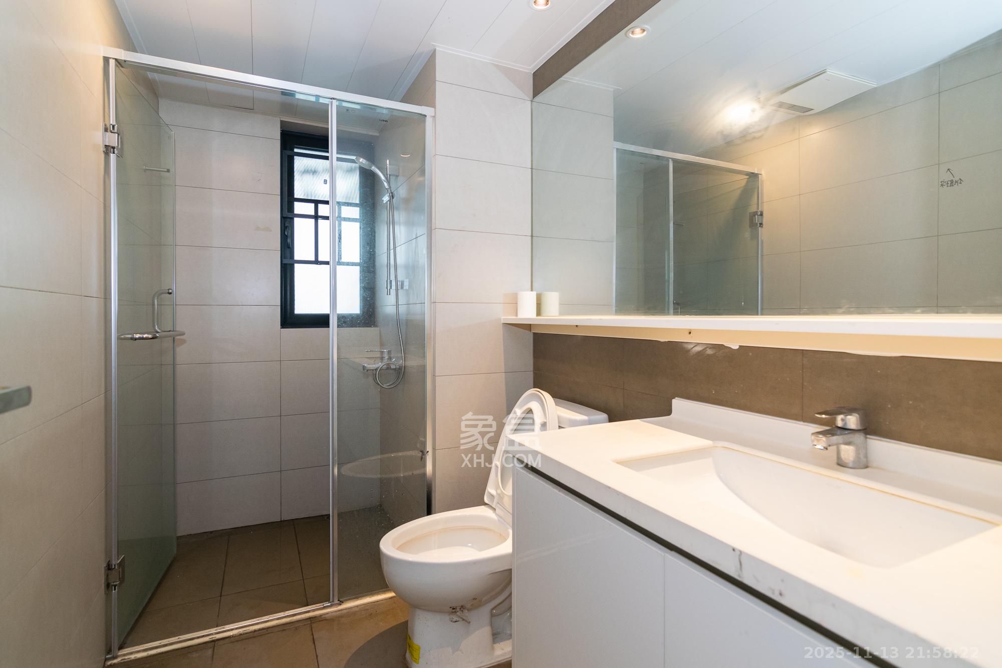 时代年华  4室2厅2卫    100.0万卫生间