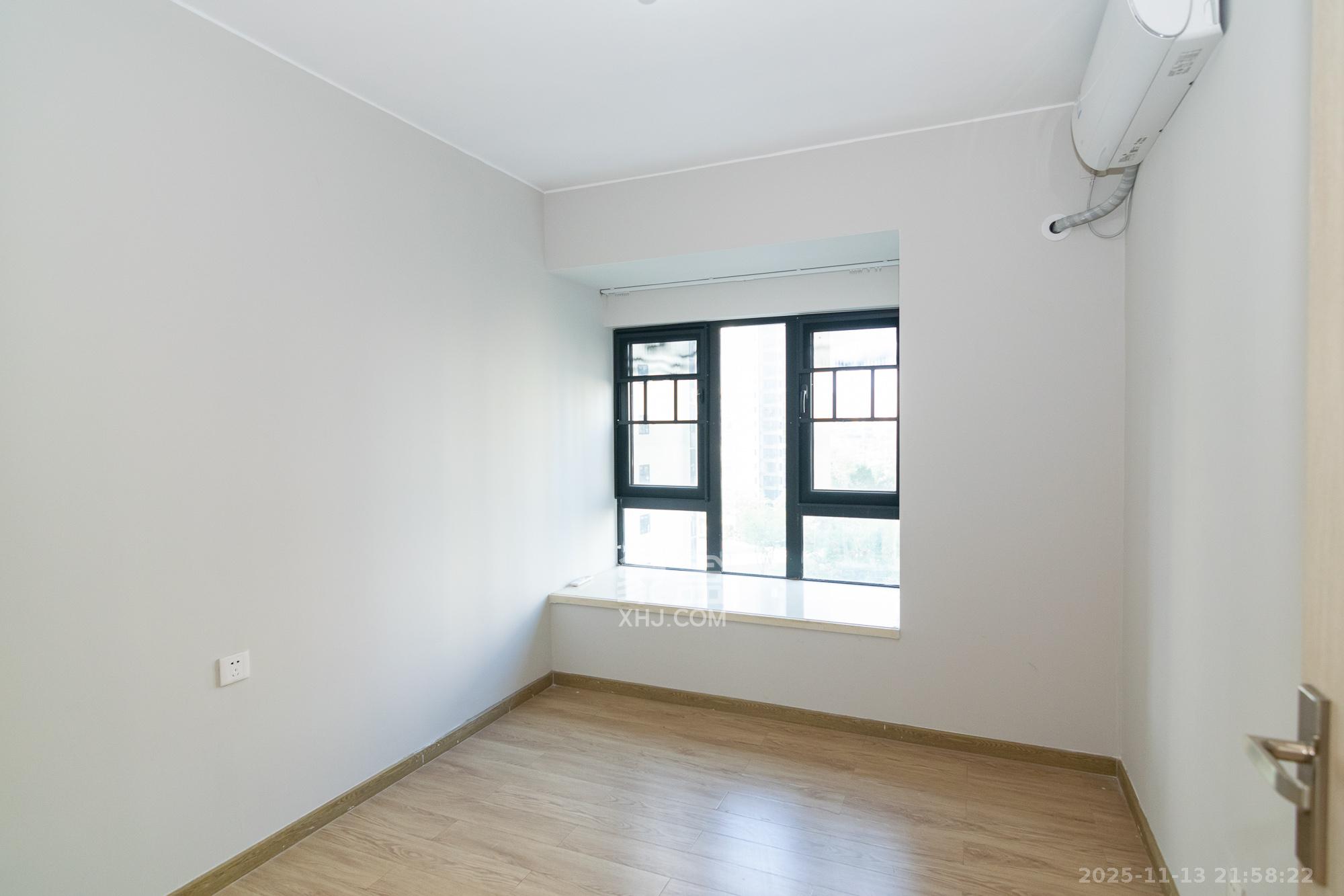 时代年华  4室2厅2卫    100.0万卧室