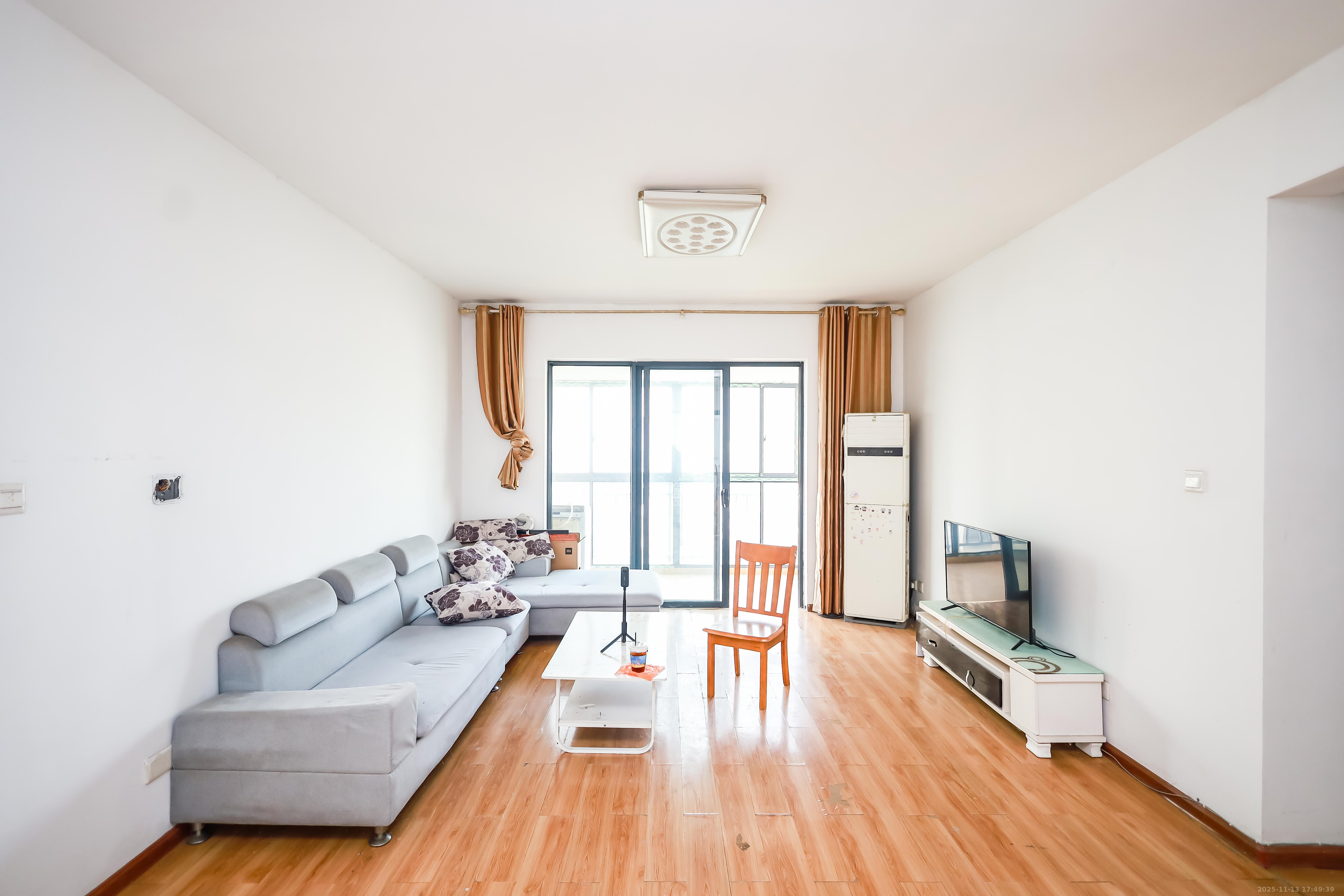 莱茵城 3室2厅2卫 85.8万 莱茵城 3室2厅2卫 85.8万客厅