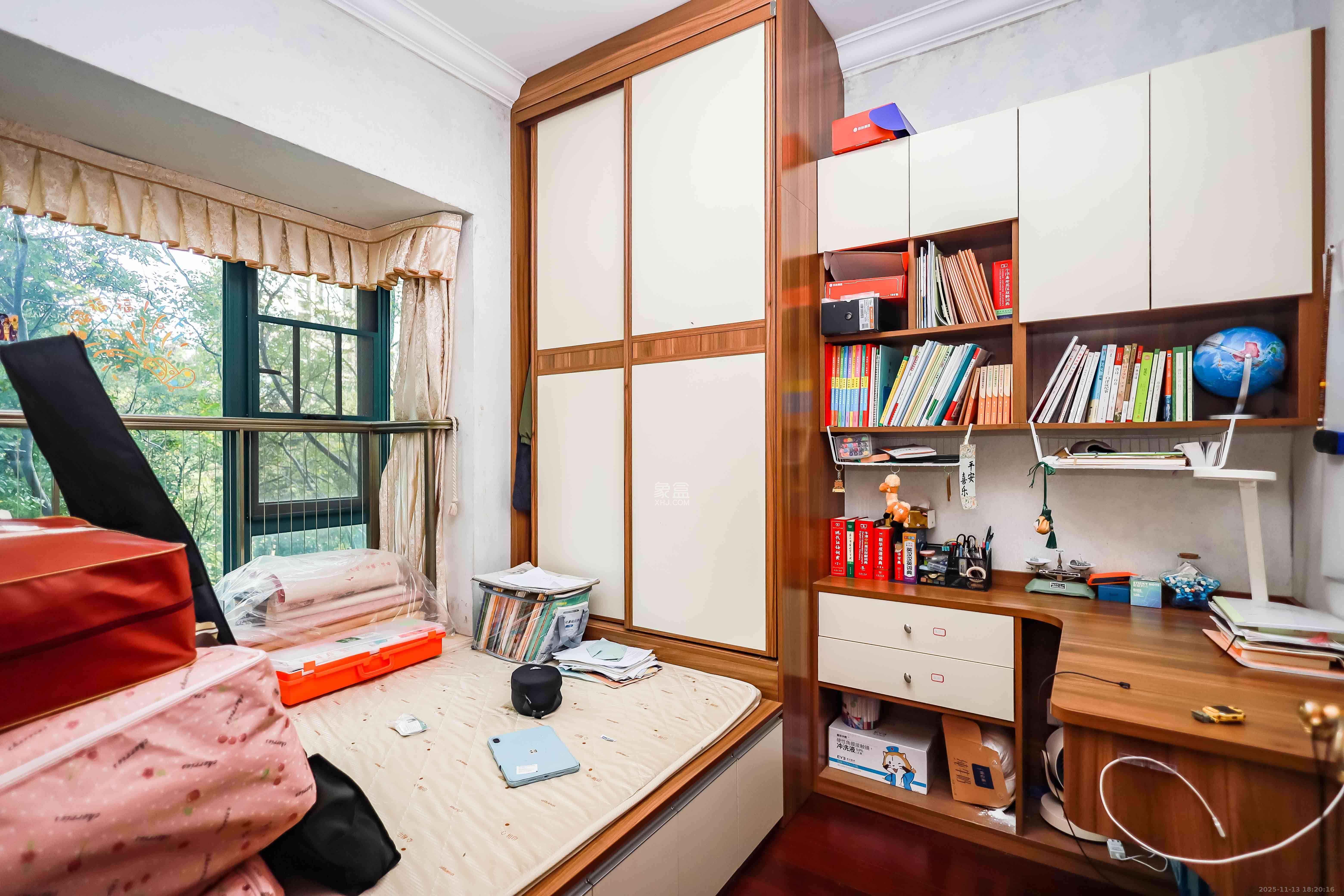 恒大华府  3室2厅1卫    135.0万卧室