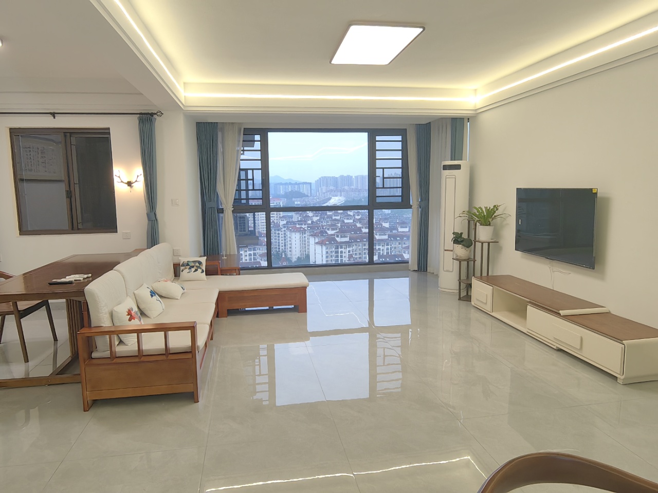 保利中央公馆 3室2厅2卫 2900.0元/月 保利中央公馆 3室2厅2卫 2900.0元/月室内图