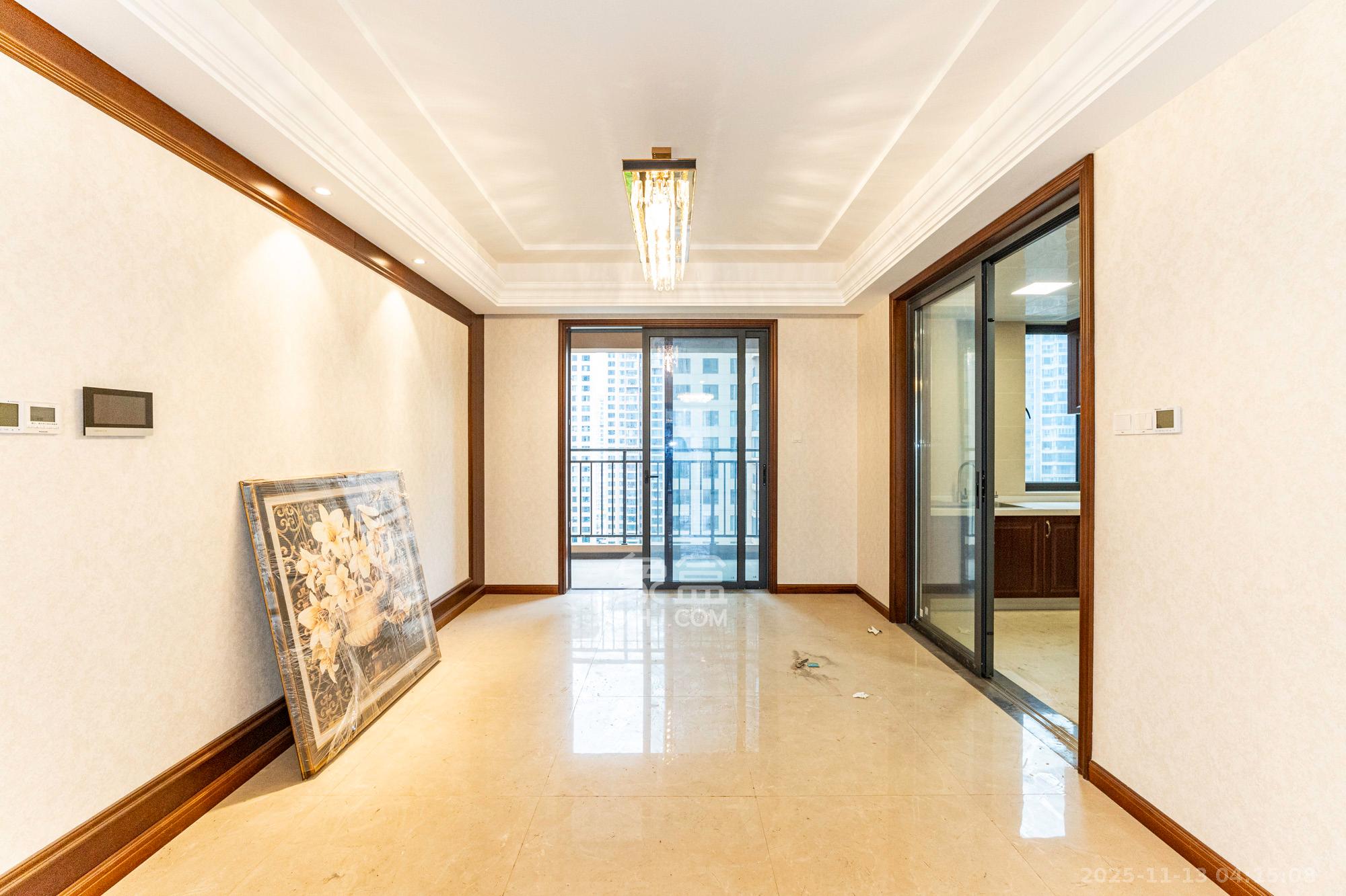 运达锦绣广场  5室2厅3卫    280.0万客厅