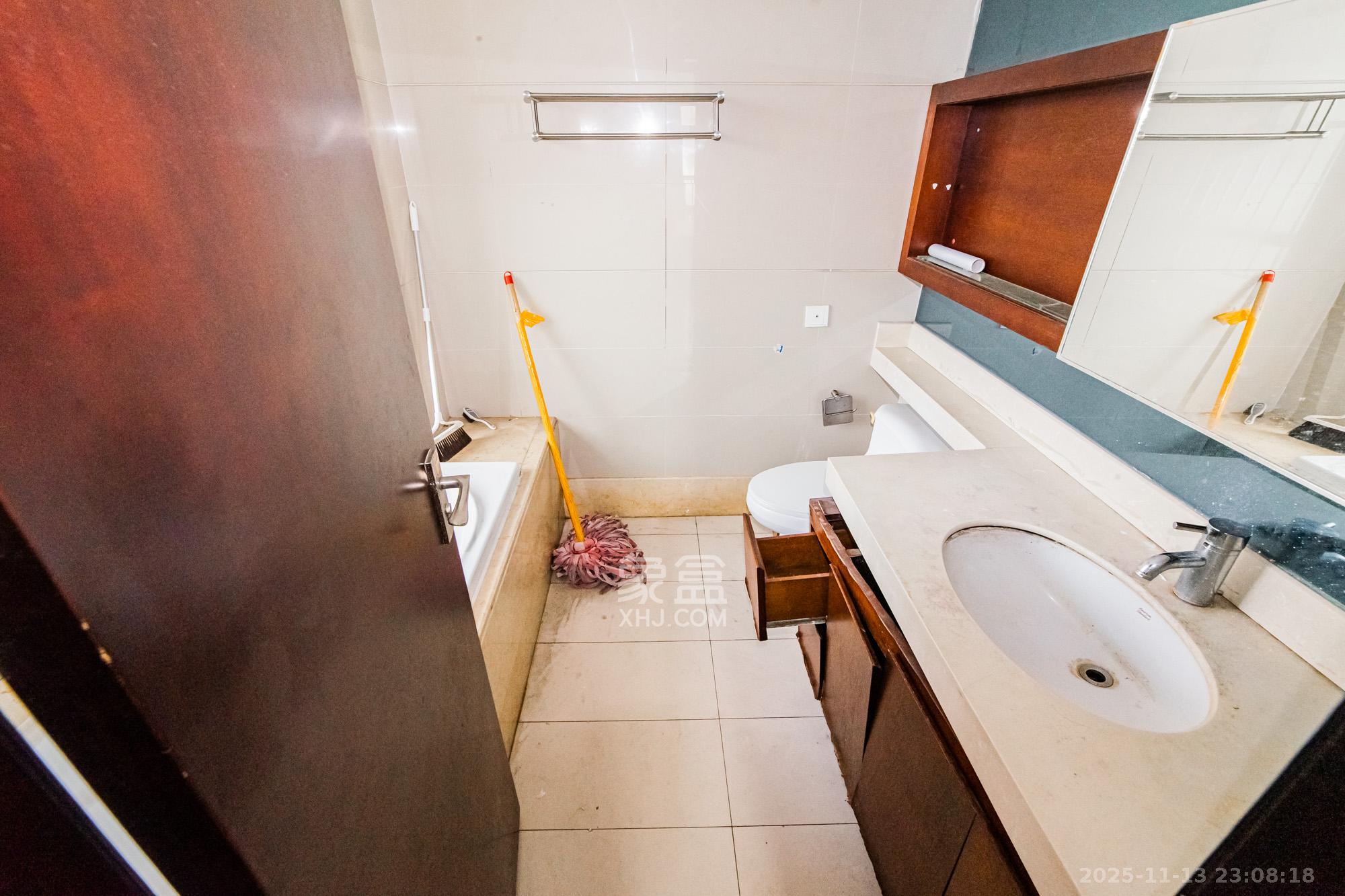 珠江花城二期扶水岸  3室2厅2卫    96.0万卫生间