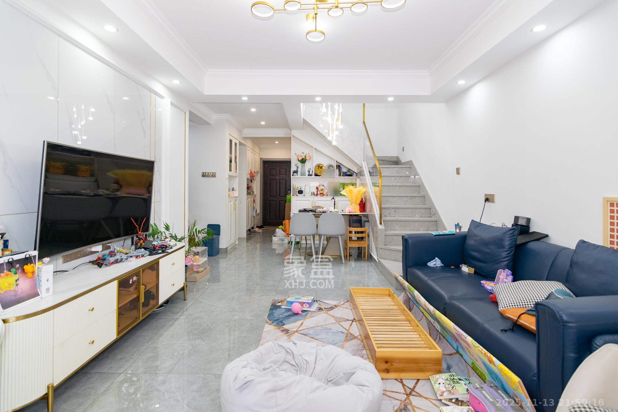 澳海澜庭  4室2厅2卫    108.0万客厅