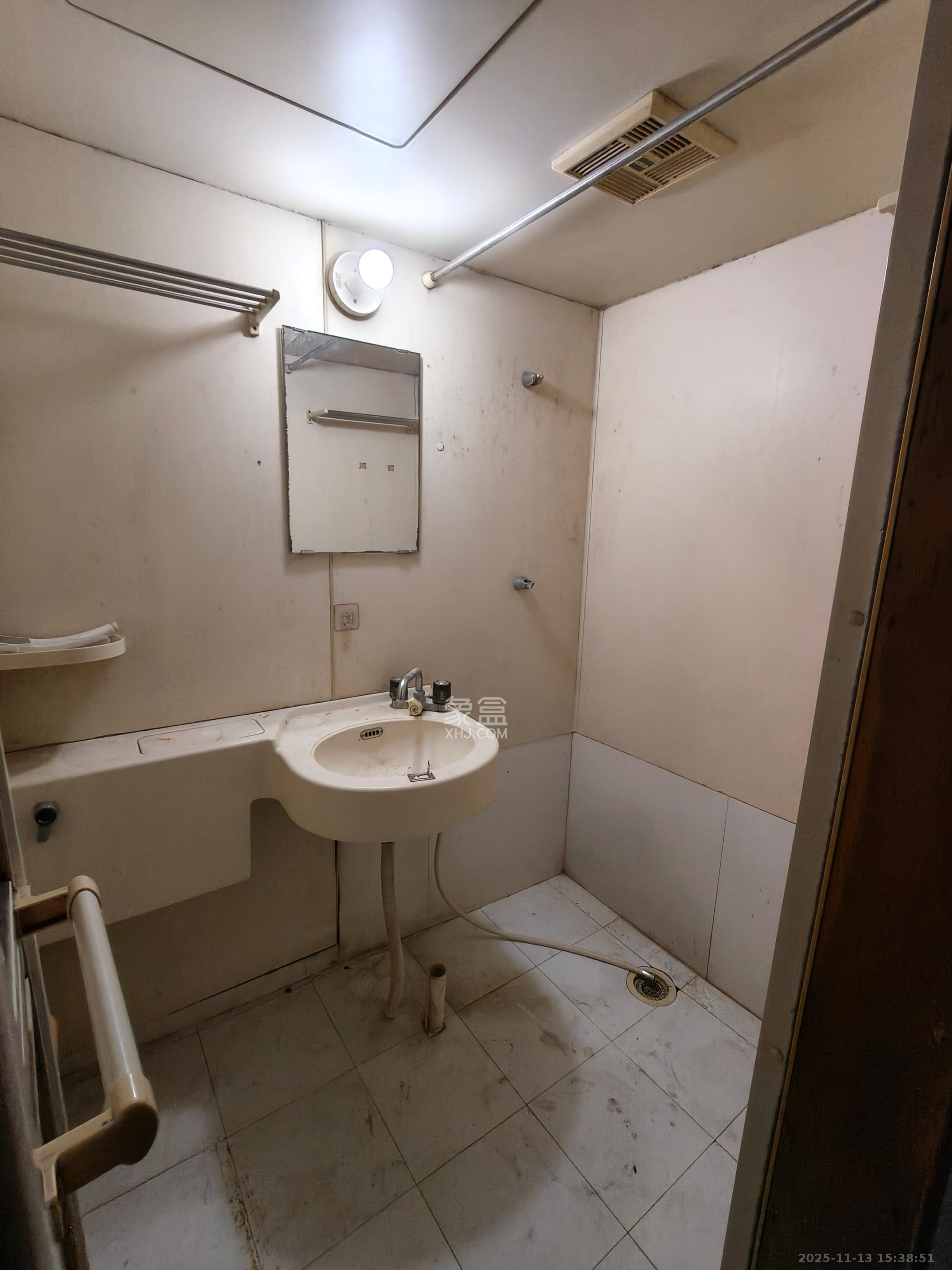 三和公寓  4室2厅2卫    2800.0元/月室内图