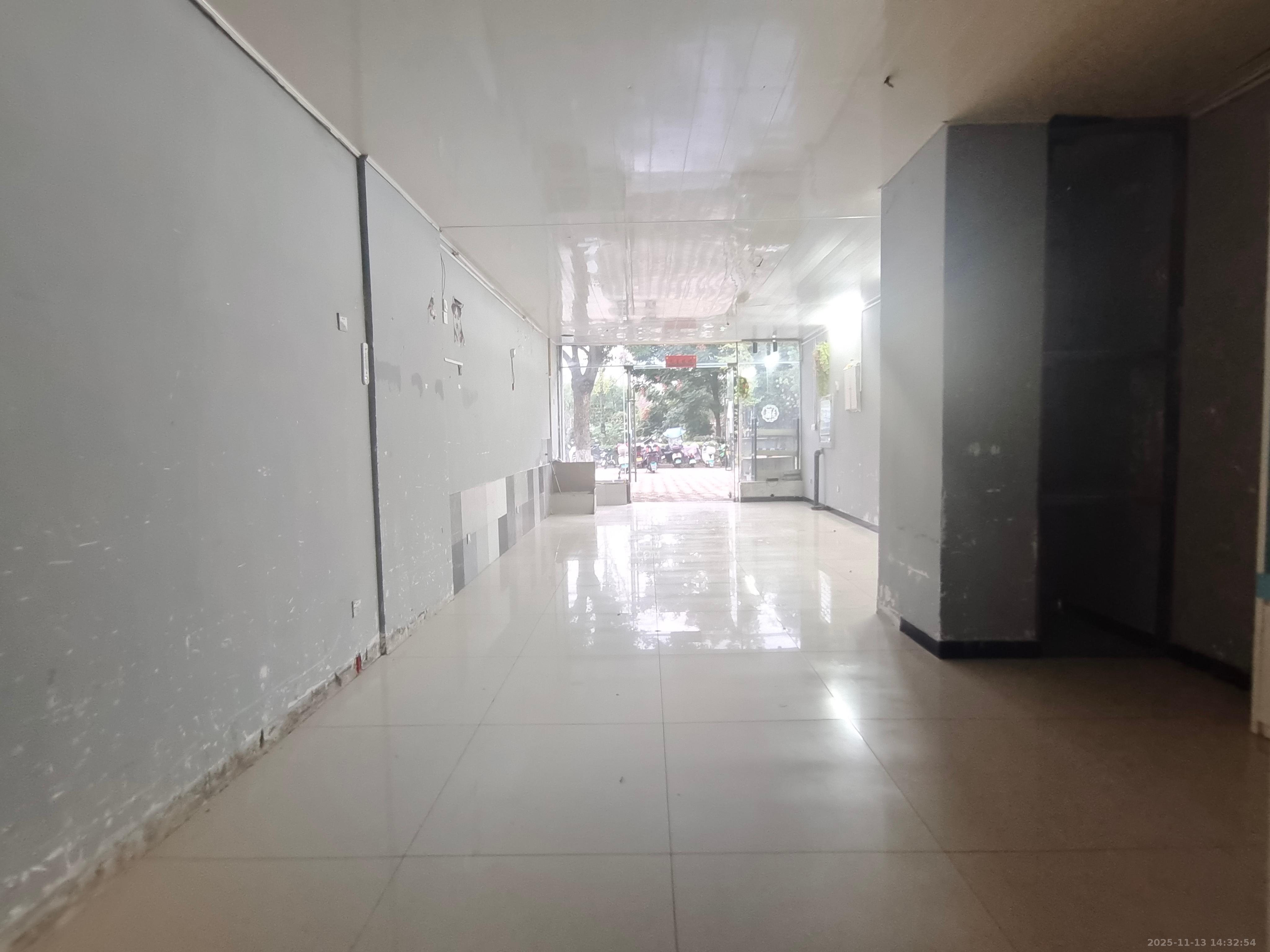 阳光100三期   88.57㎡      3500.0元/月室内图