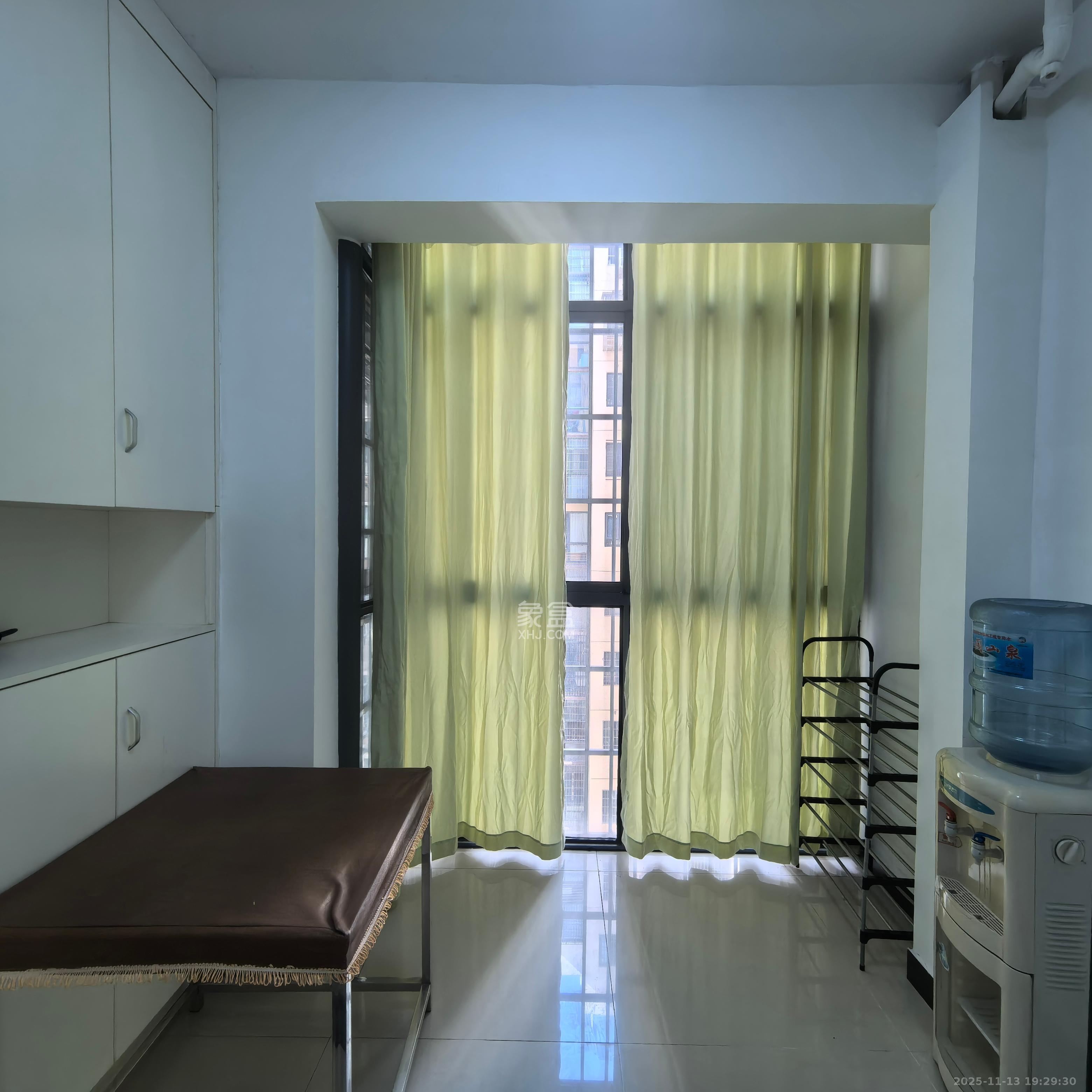 黑金时代广场  3室2厅2卫    2000.0元/月