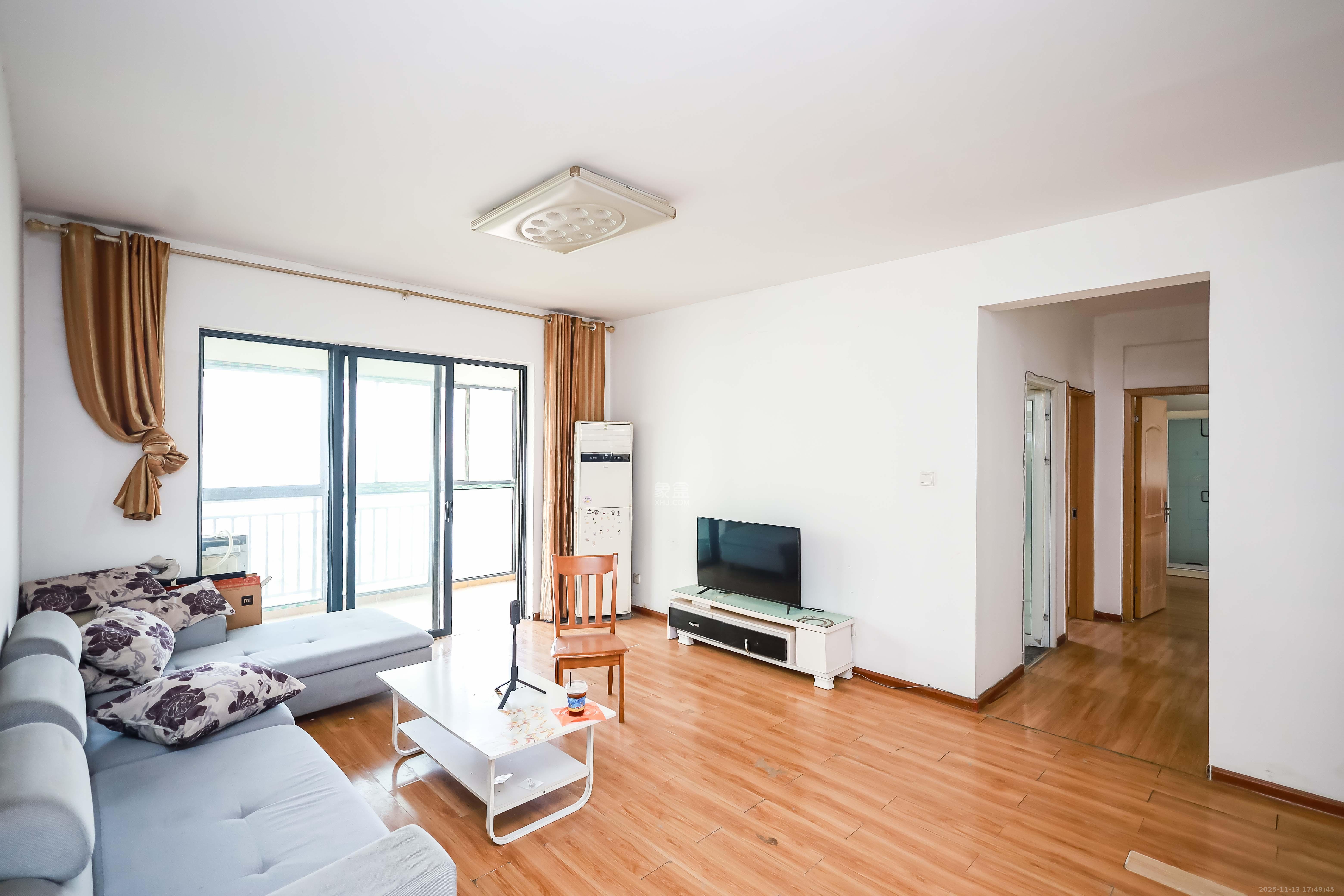 莱茵城  3室2厅2卫    85.8万客厅