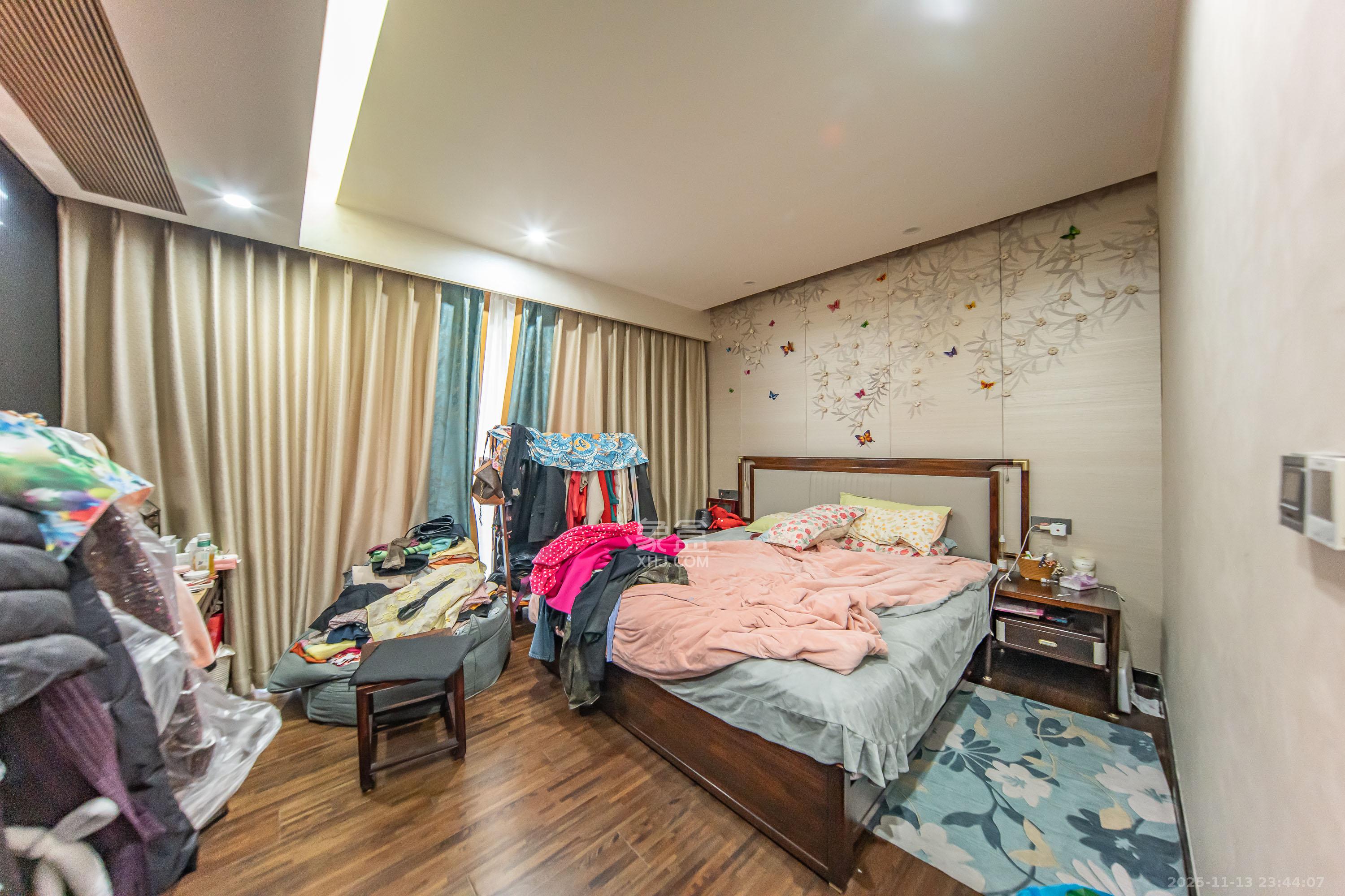 珠江颐德公馆 4室2厅2卫 380.0万 珠江颐德公馆 4室2厅2卫 380.0万卧室